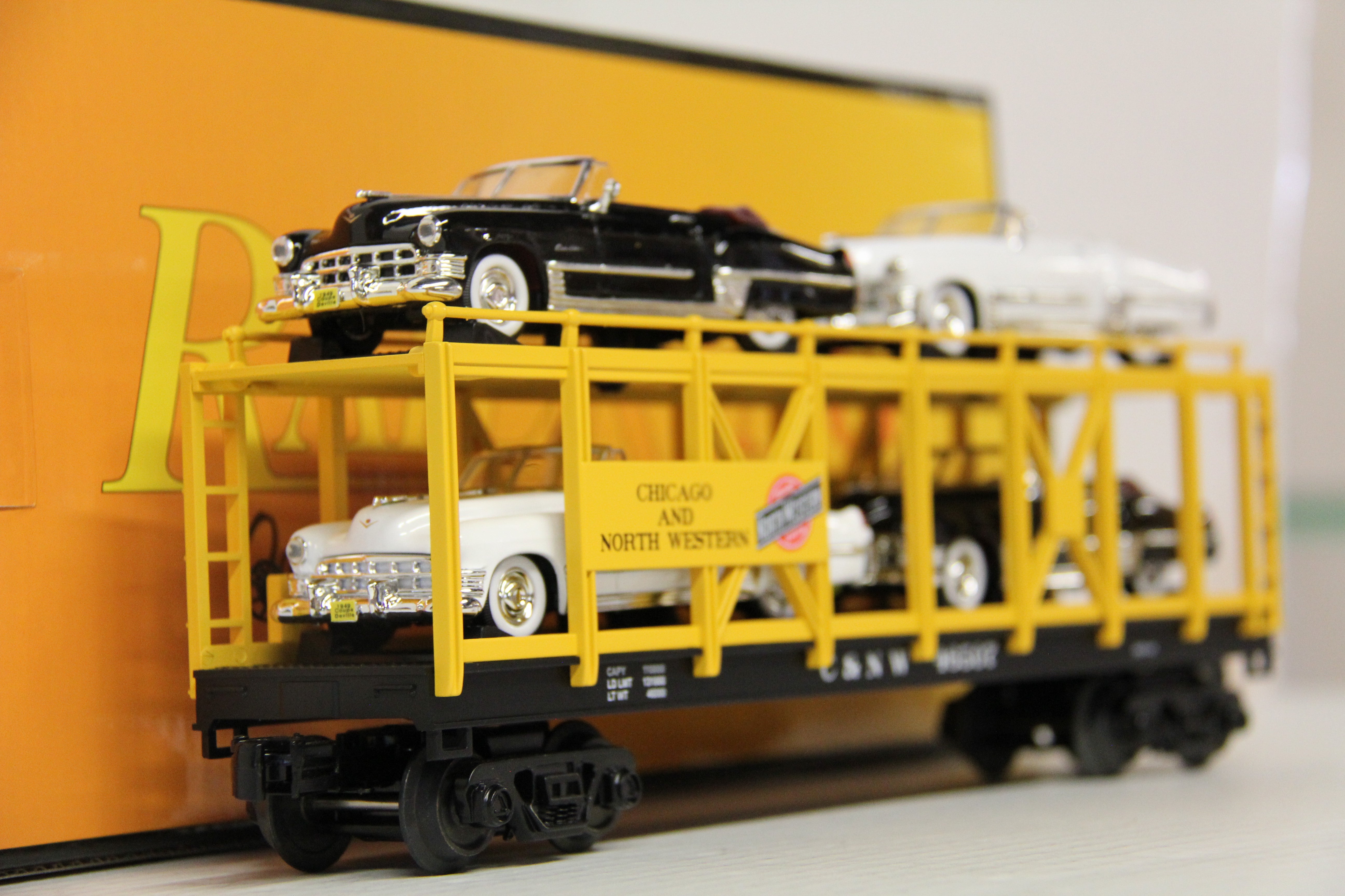 Rail King 30-76879 Chicago North Western Auto Carrier Flat Car w. (4) 1949 Cadillac Coupe de Villes-Second hand-M6239