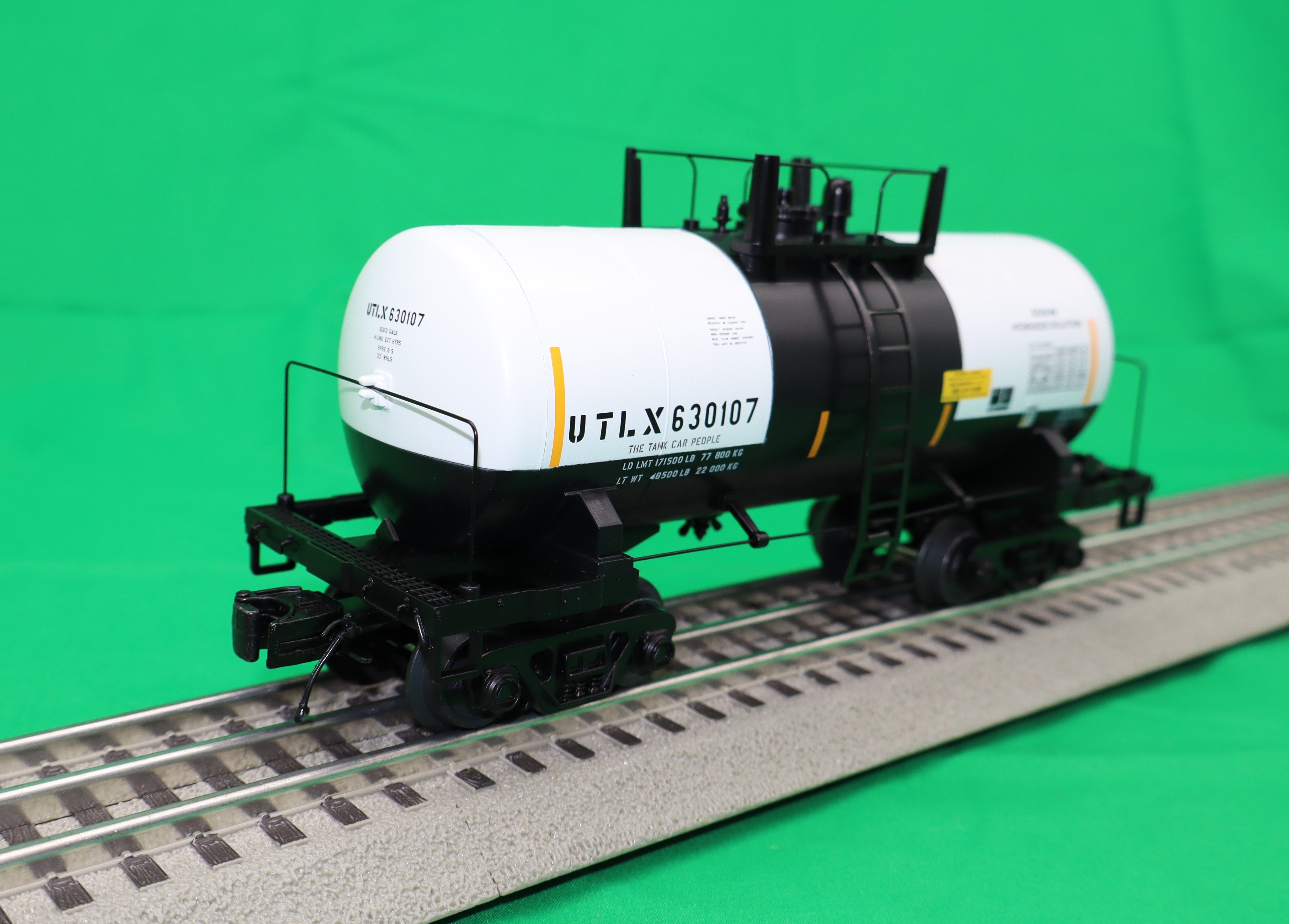 Atlas O 3001633 - Premier - 8000 Gallon Tank Car "UTLX"