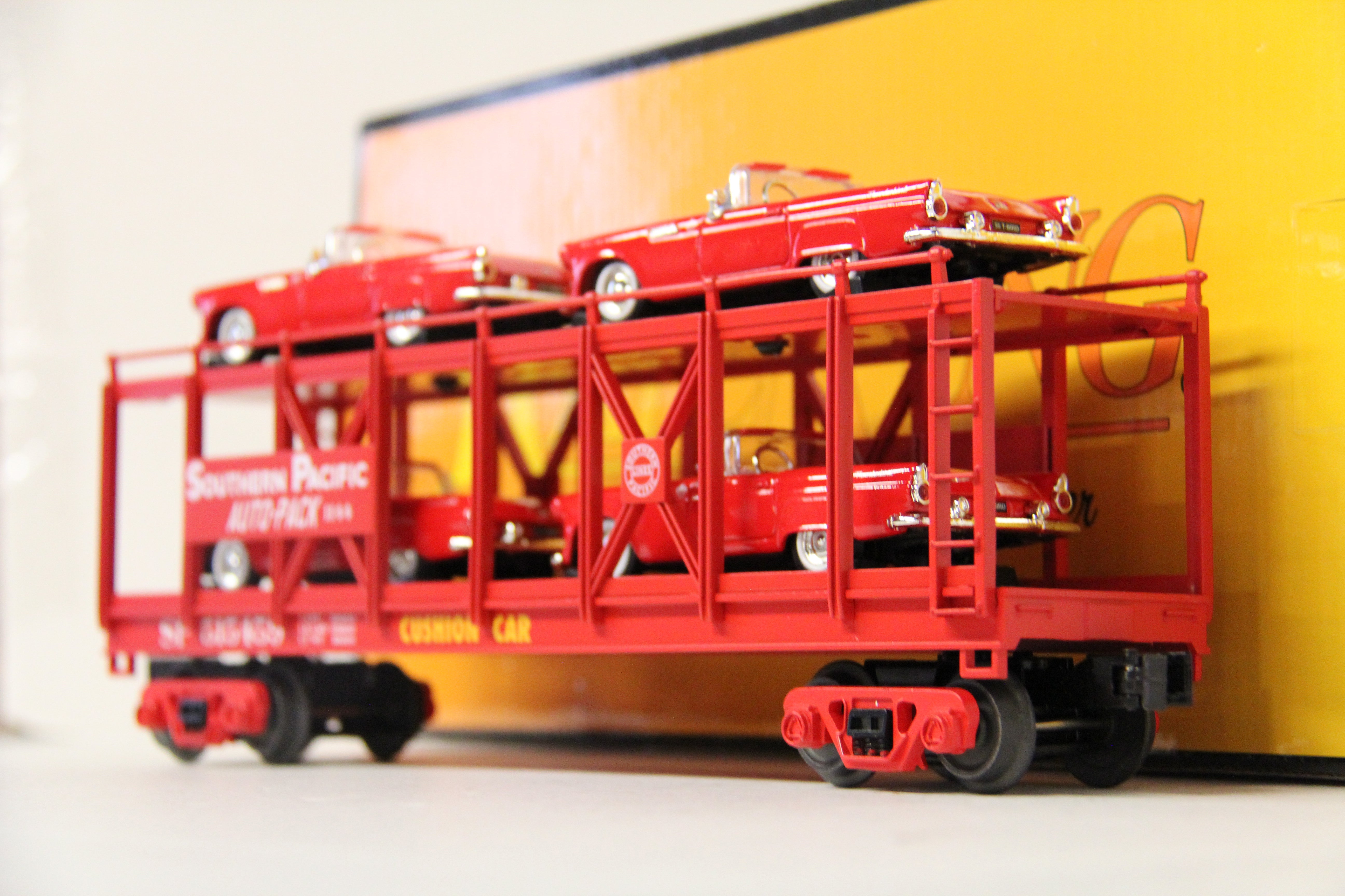 Rail King 30-76877 Southern Pacific Auto Carrier Flat Car w/ (4) 1955 Ford Thunderbirds-Second hand-M6242