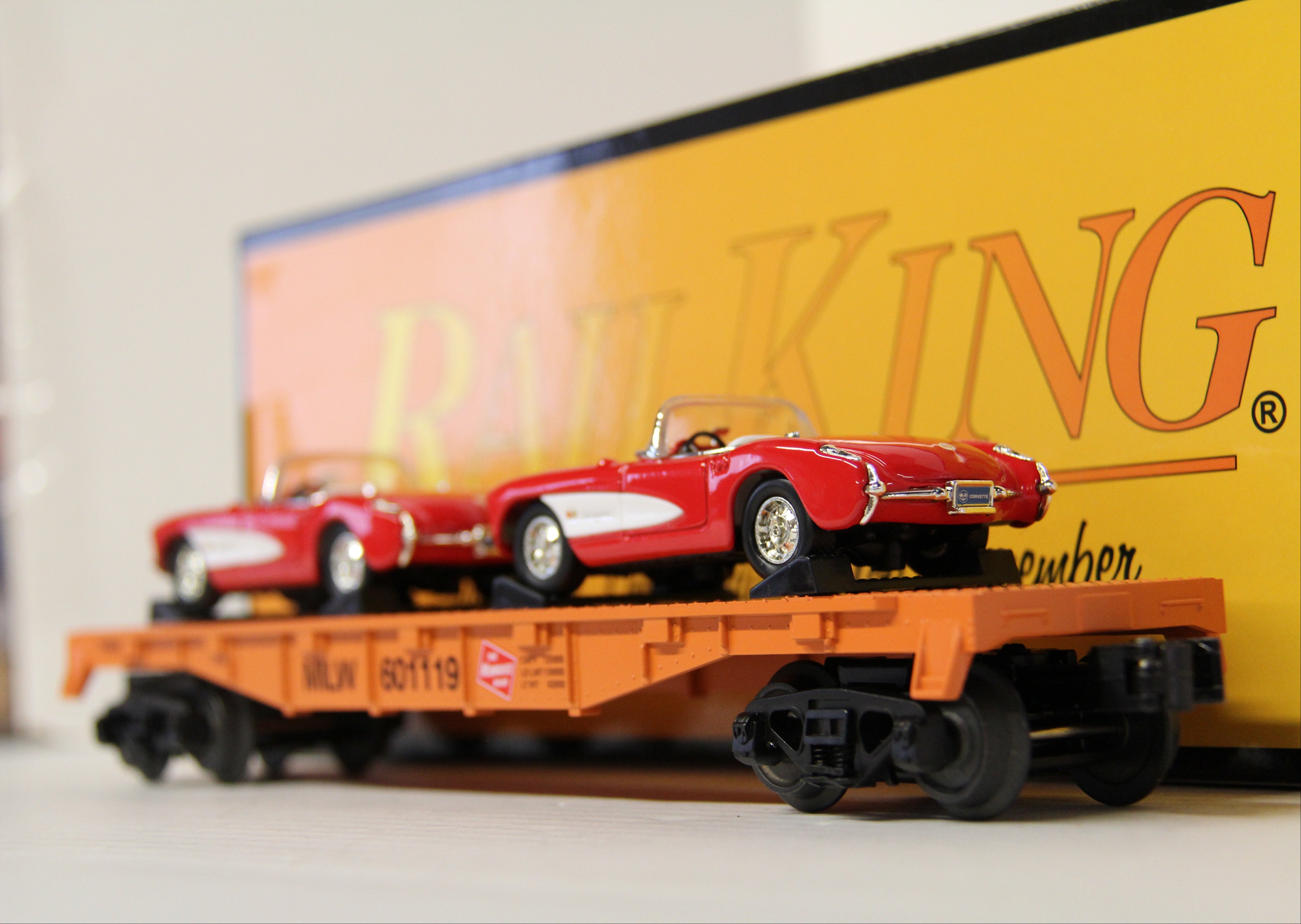 Rail King 30-76875 Milwaukee Road Flat Car w/ (2) 1957 Chevy Corvettes-Second hand-M6244