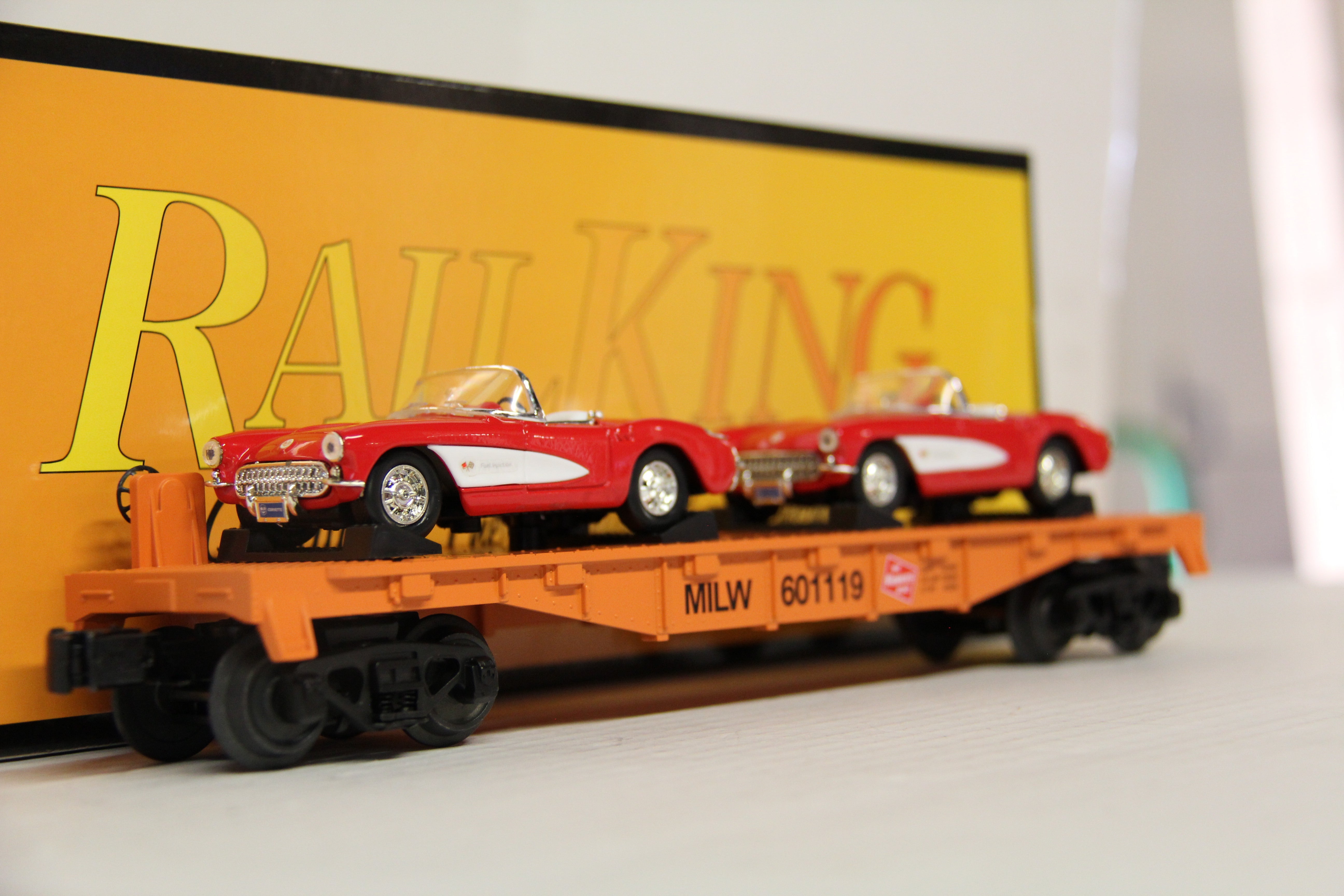 Rail King 30-76875 Milwaukee Road Flat Car w/ (2) 1957 Chevy Corvettes-Second hand-M6244