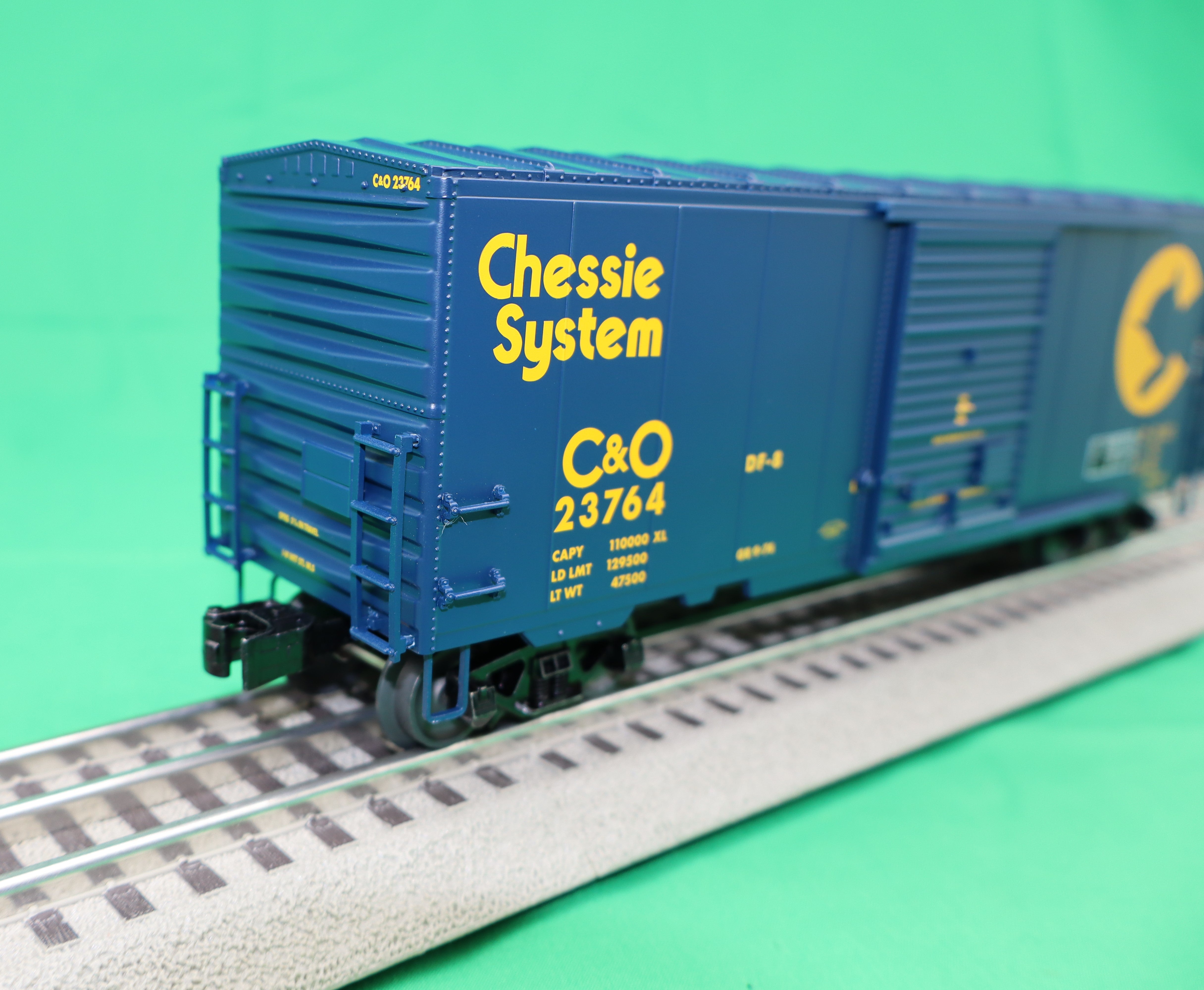 Lionel 2426010 - Freightsounds PS-1 Boxcar "Chessie System" #23764