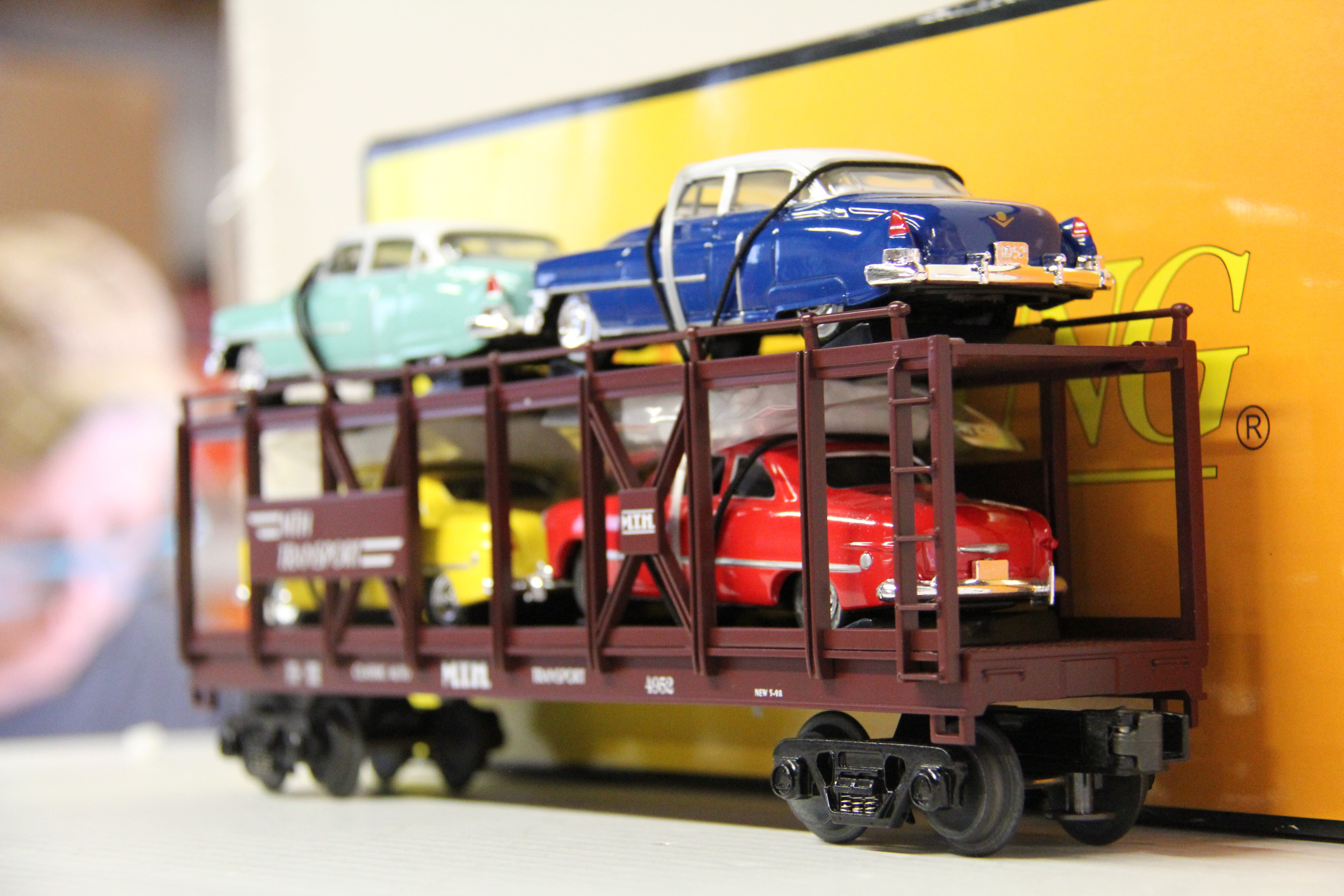 Rail King 30-7628 MTH Auto Transport Flat Car w. Ertl 1952 Cadillac & 1949 Ford Coupe-Second hand-M6249
