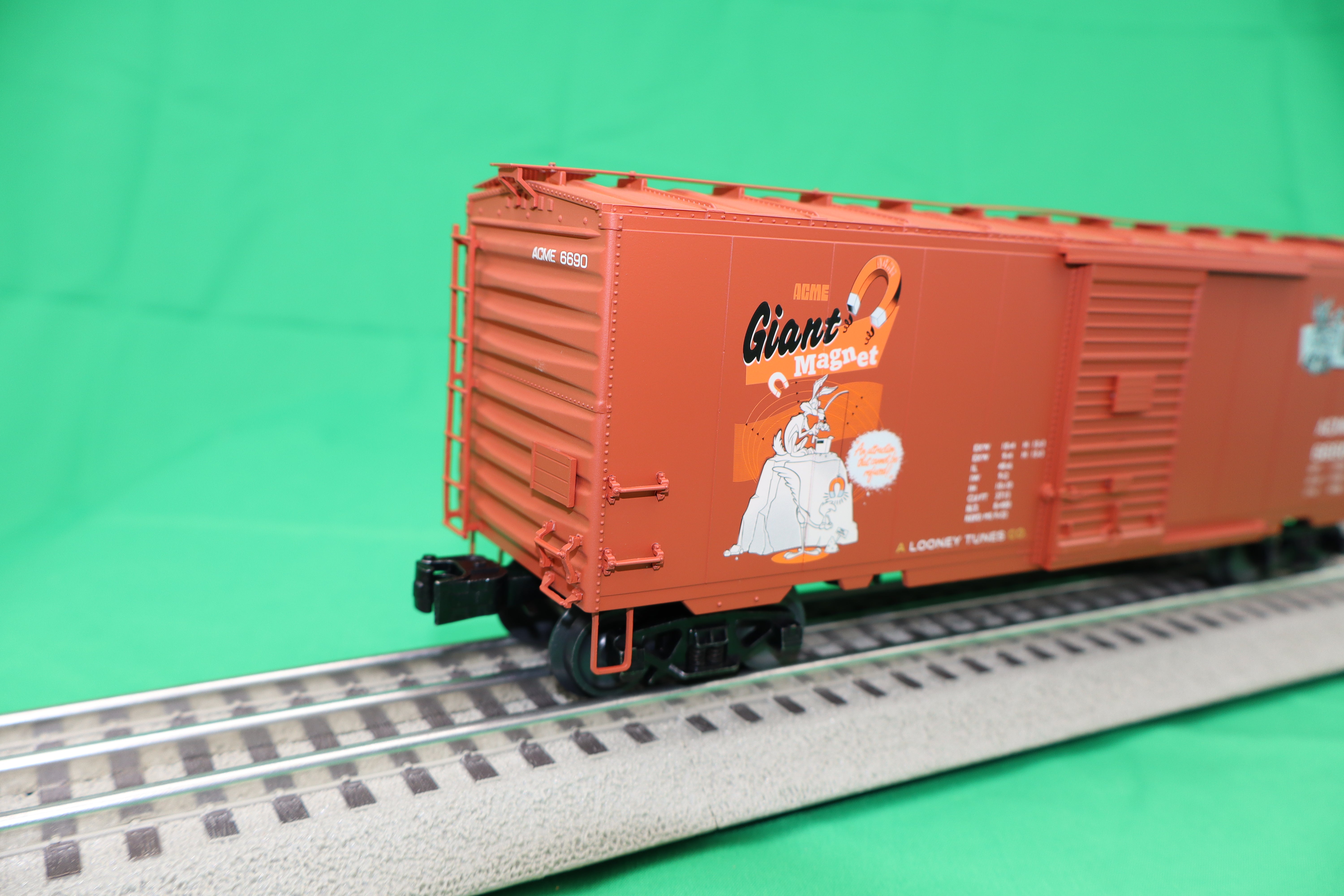 Lionel 2426690 - Looney Tunes - PS-1 Boxcar "ACME" #6690 (Giant Magnet)