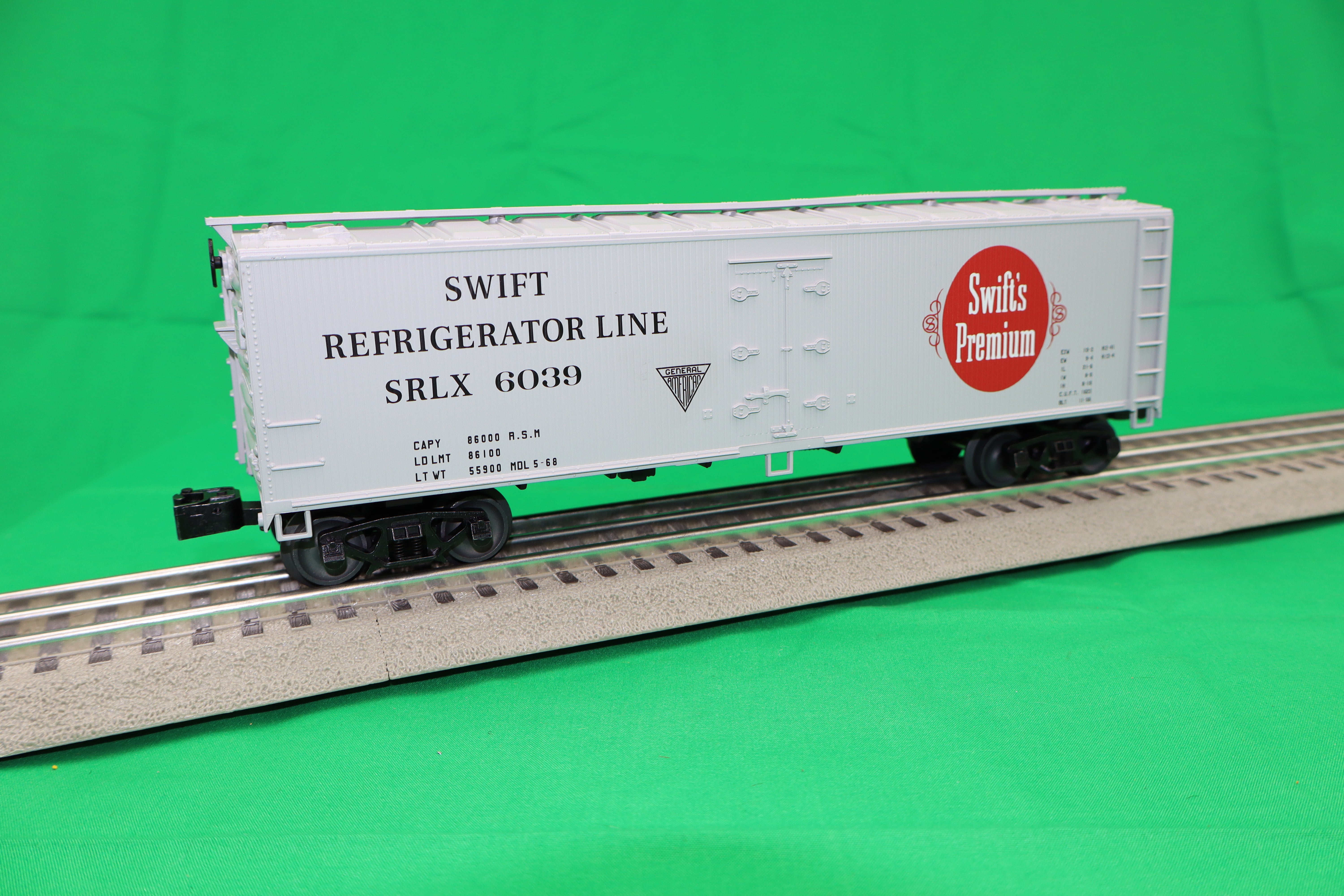 Lionel 2442242 - Woodside Reefer Car "Swift's Premium" #6039