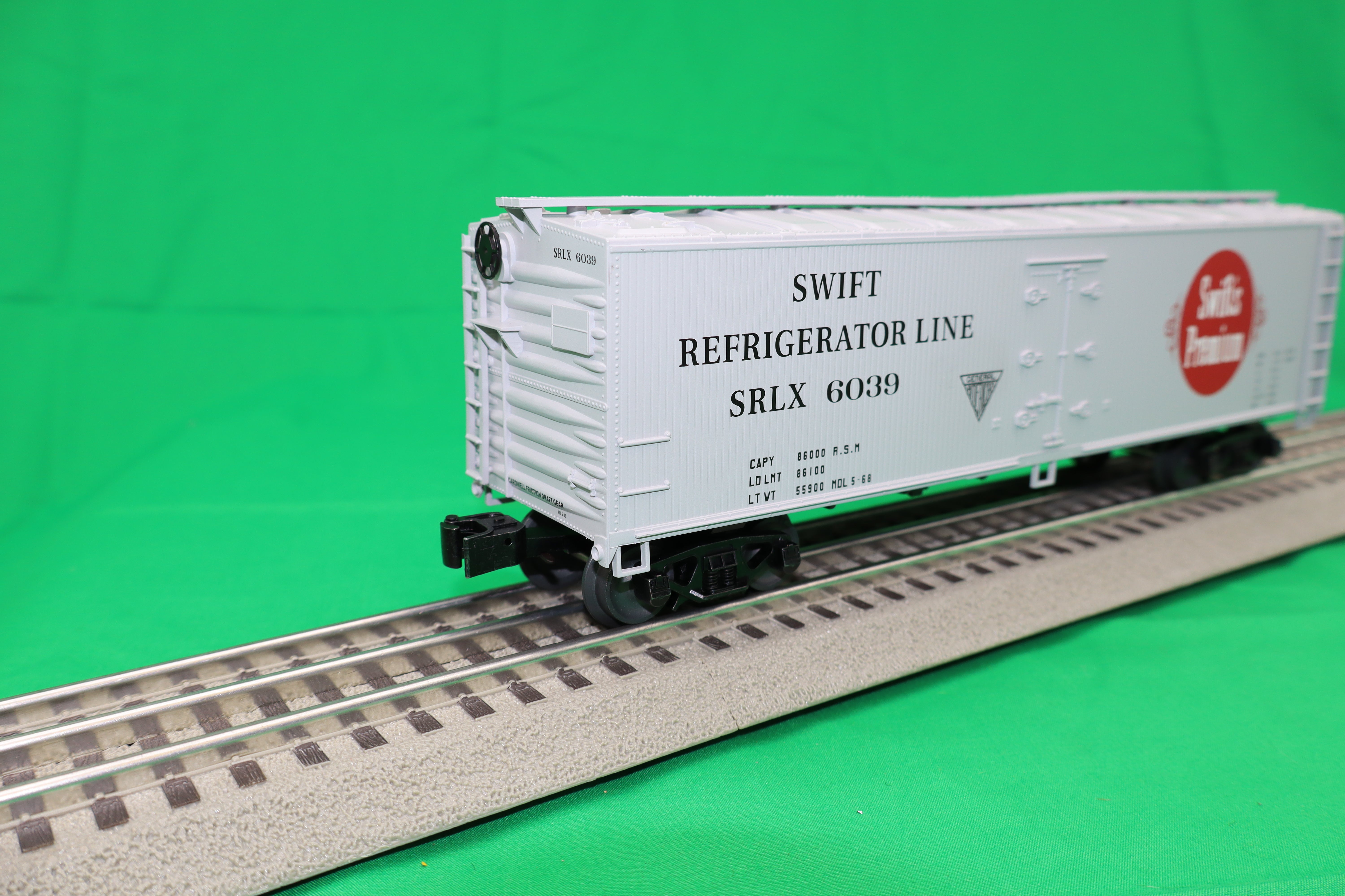 Lionel 2442242 - Woodside Reefer Car "Swift's Premium" #6039