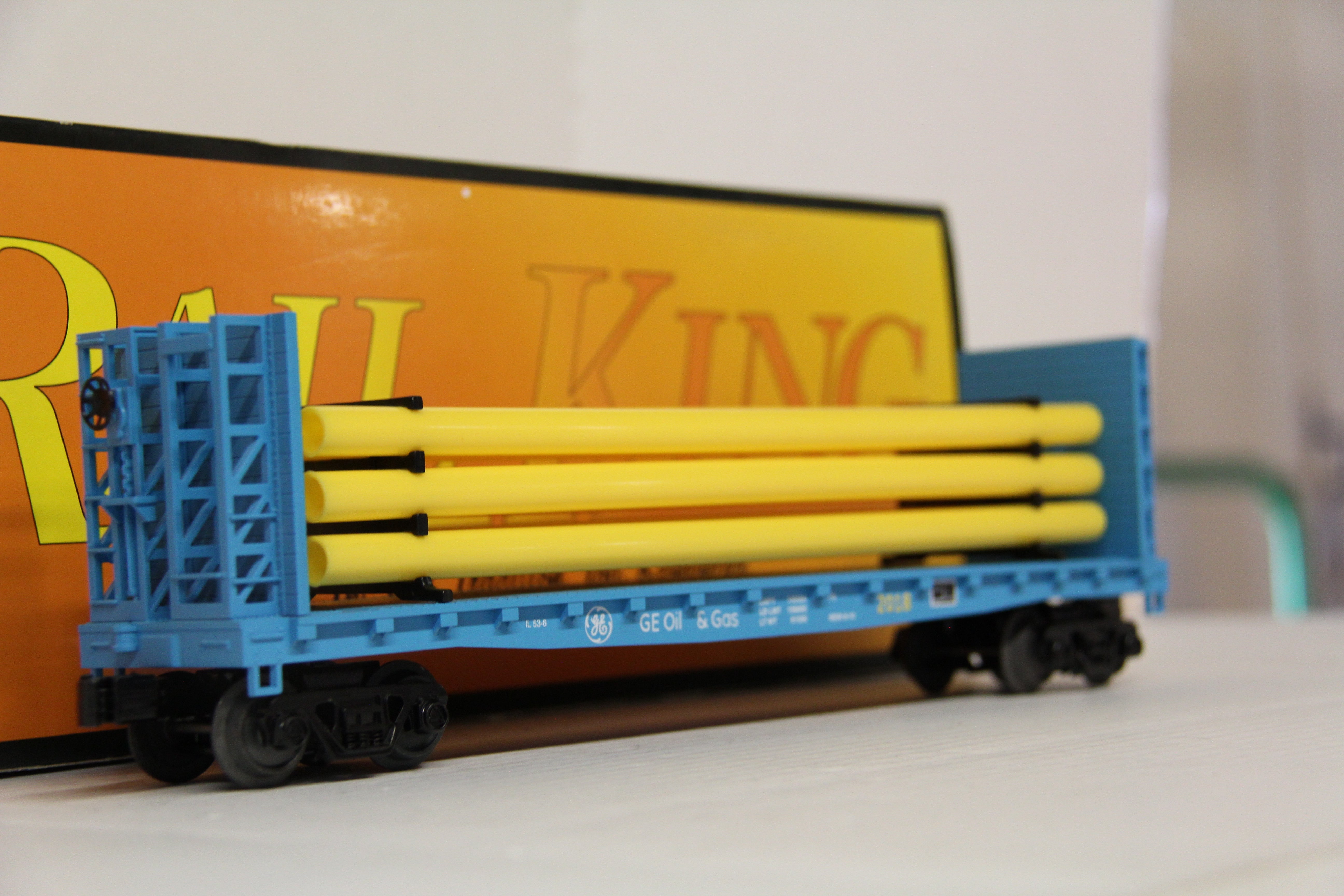 Rail King 30-76714 G.E. Oil and Gas Bulkhead Flat Car w/ Pipe Load-Second hand-M6259
