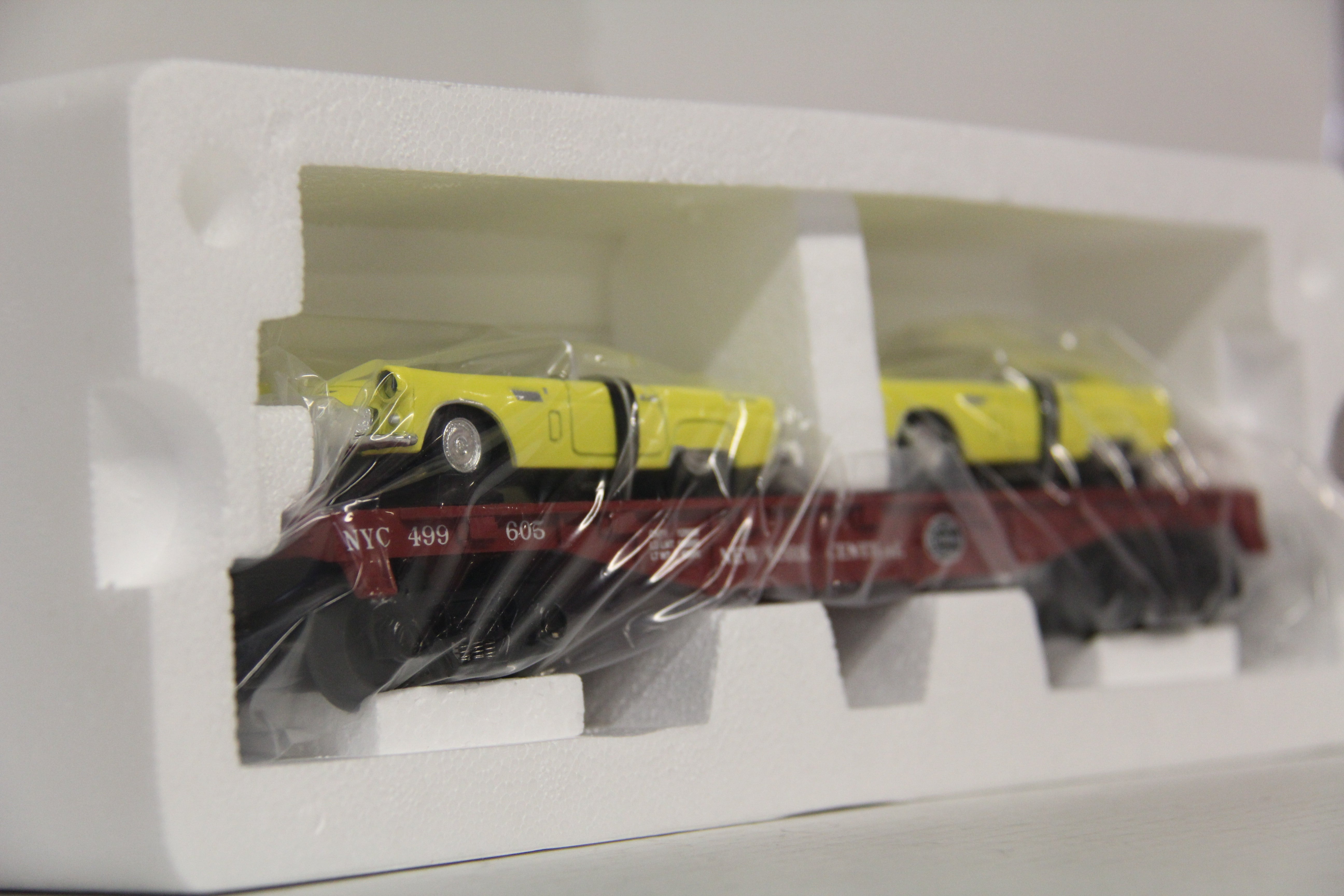 Rail King 30-76119 New York Central Flat Car w/ (2) 1956 Ford Thunderbirds-Second hand-M6260