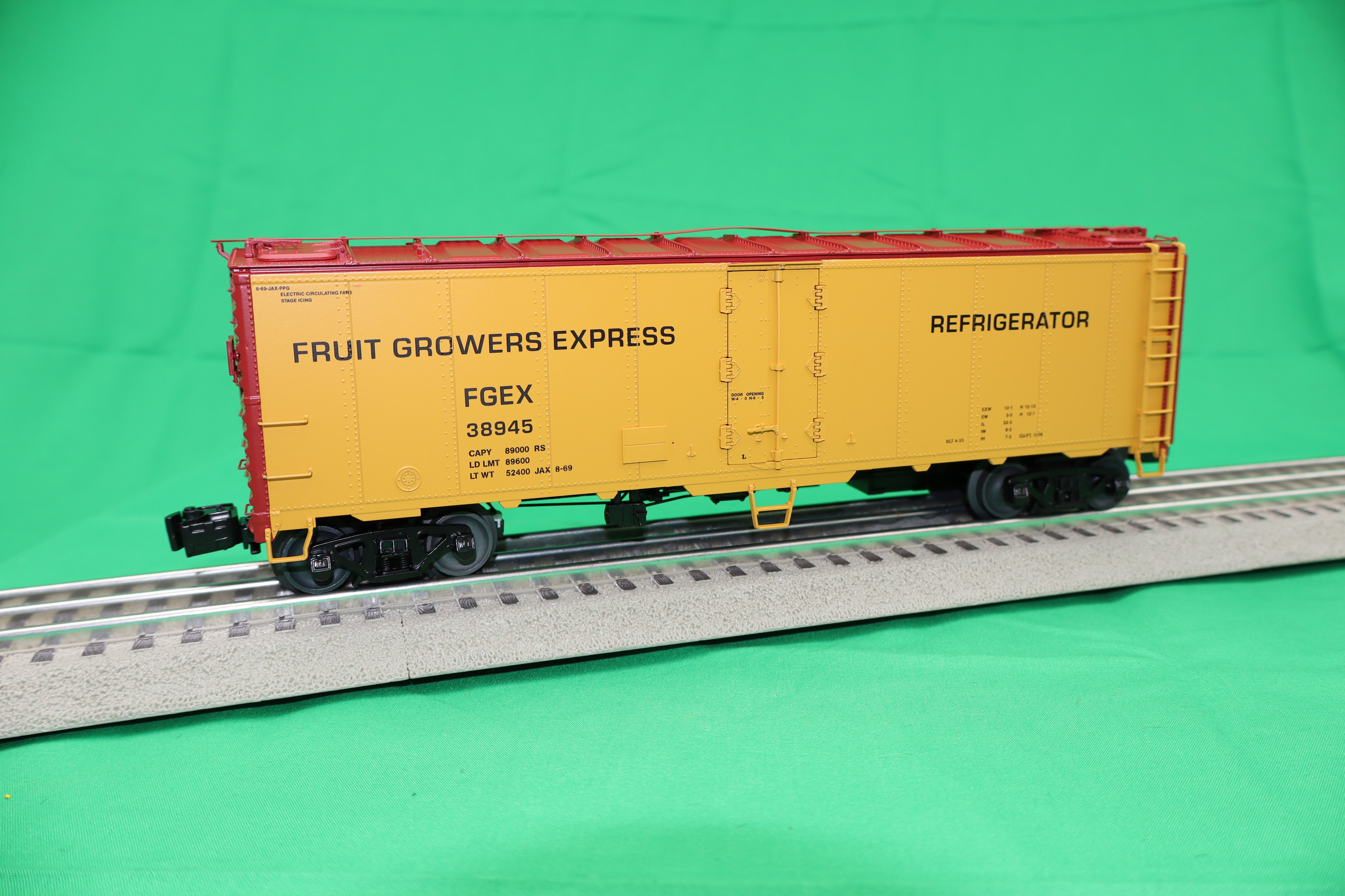 Lionel 2426330 - Hotbox Reefer Car "Fruit Growers Express" #38945