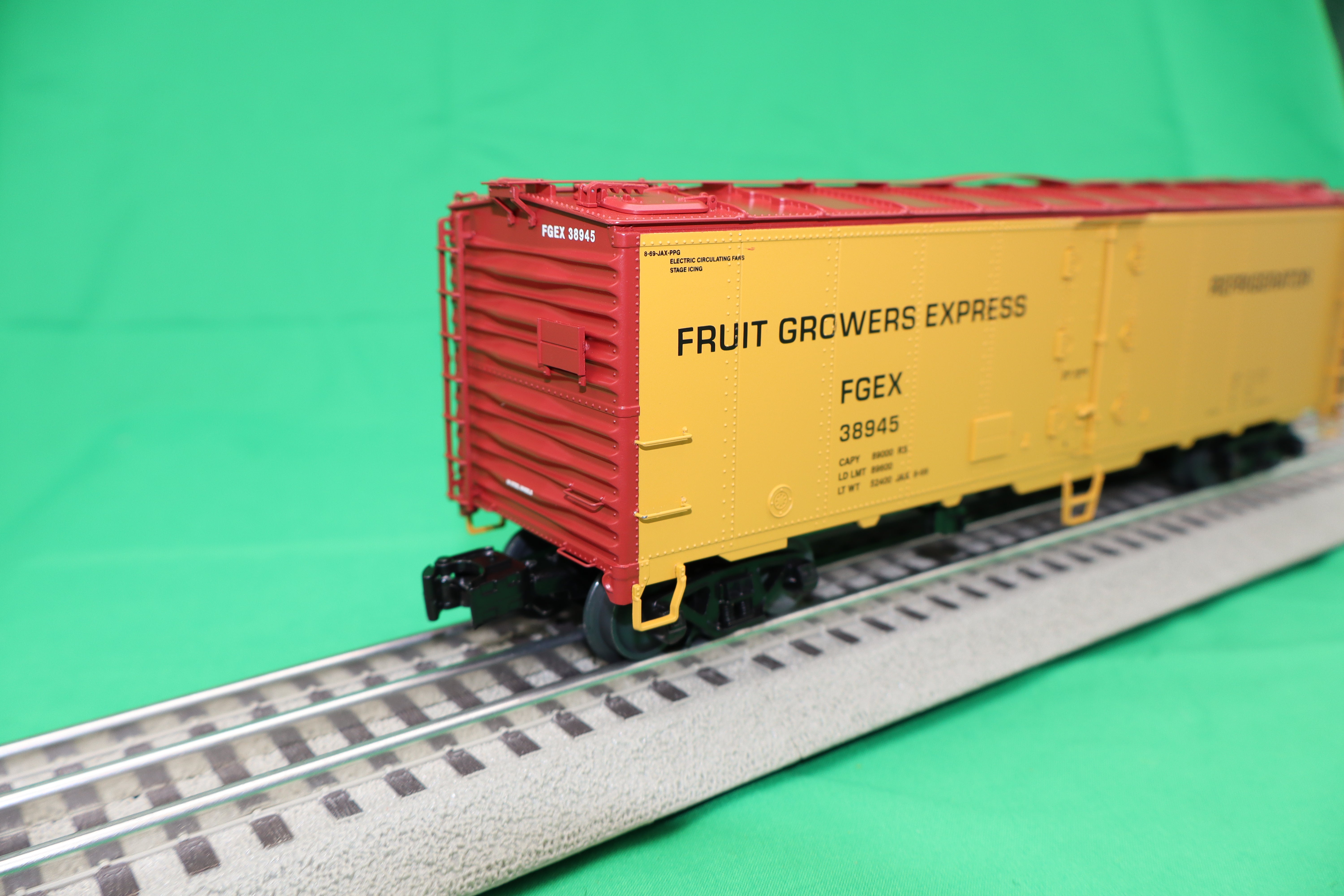 Lionel 2426330 - Hotbox Reefer Car "Fruit Growers Express" #38945