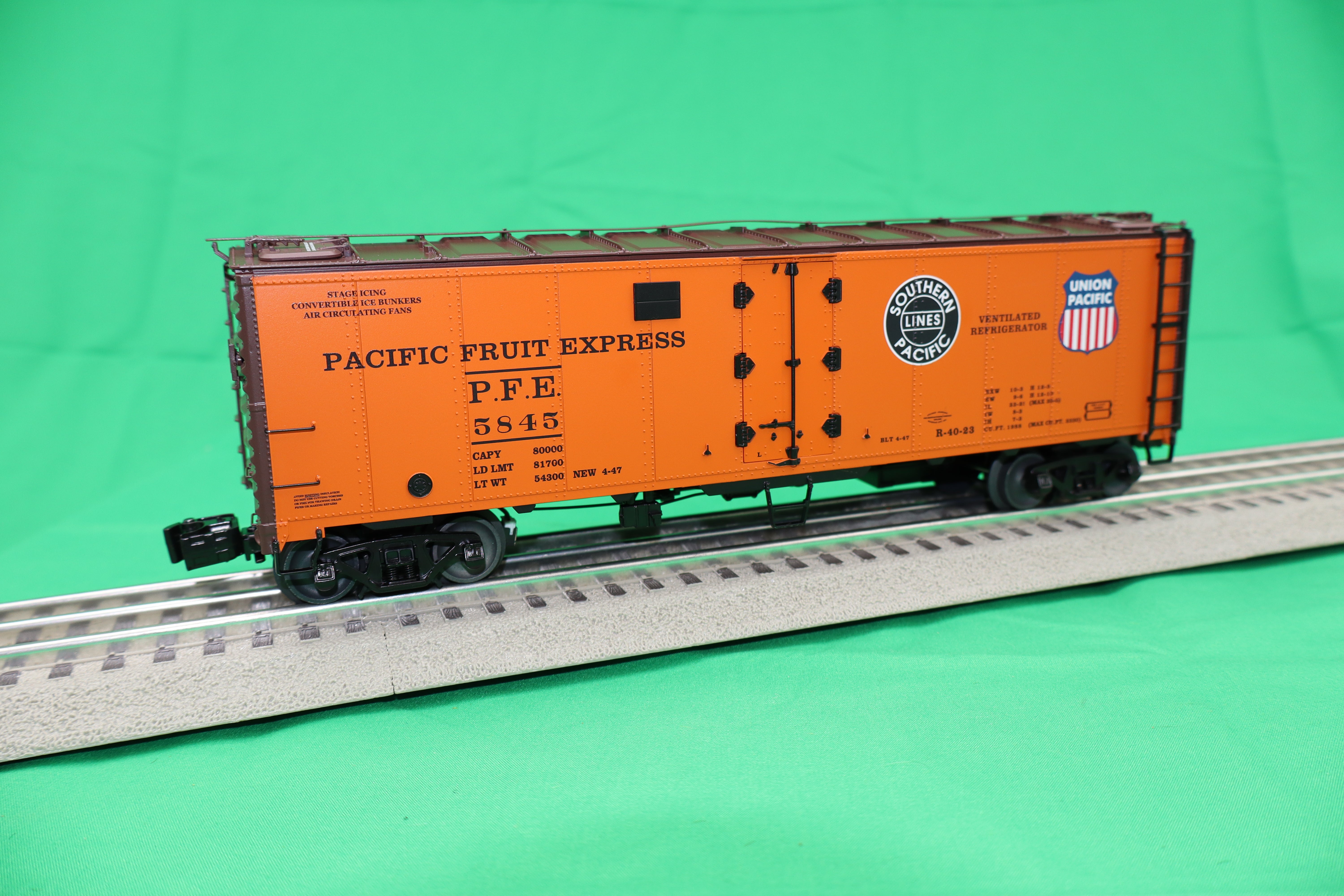 Lionel 2426350 - Hotbox Reefer Car "Pacific Fruit Express" #5845