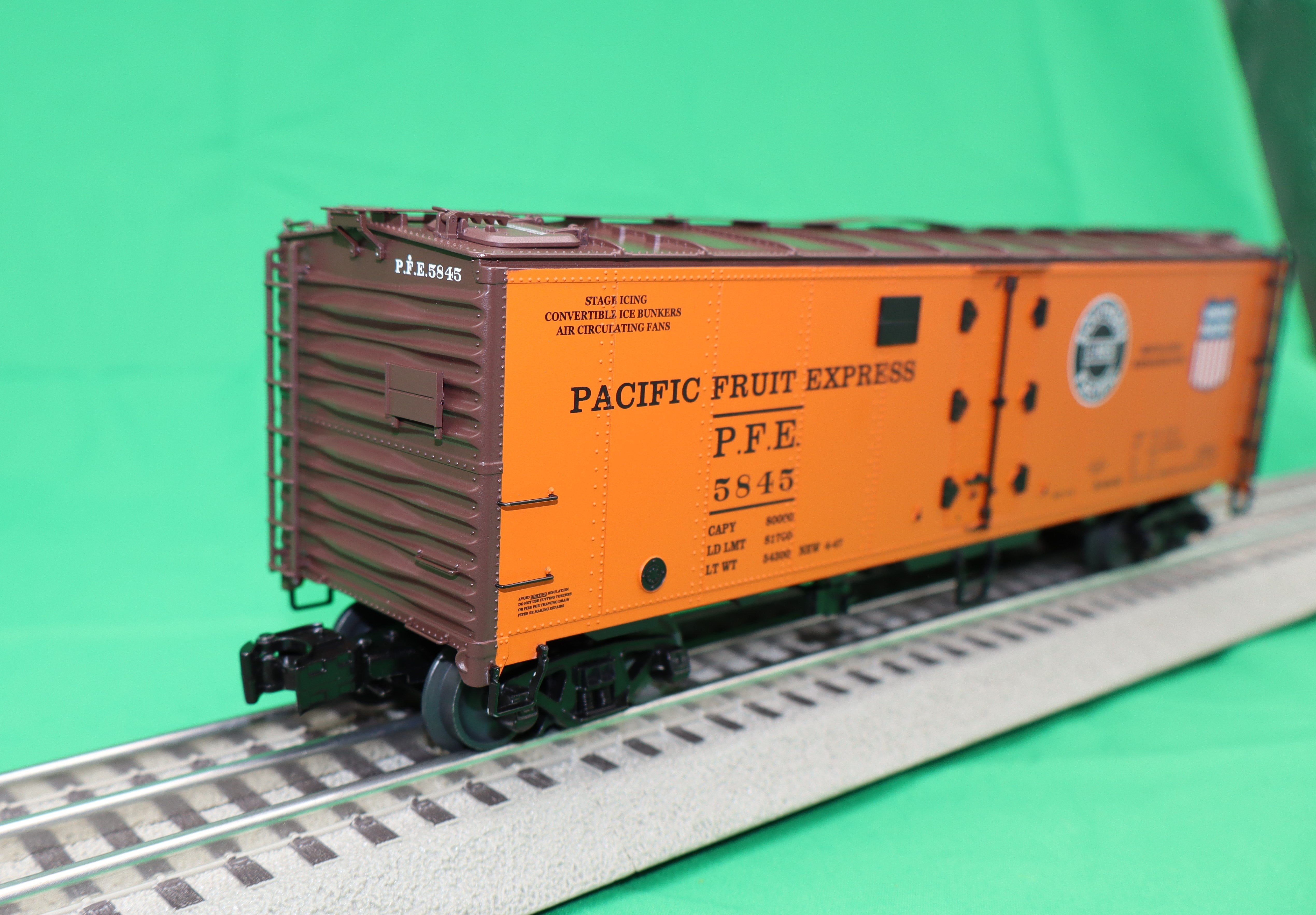 Lionel 2426350 - Hotbox Reefer Car "Pacific Fruit Express" #5845