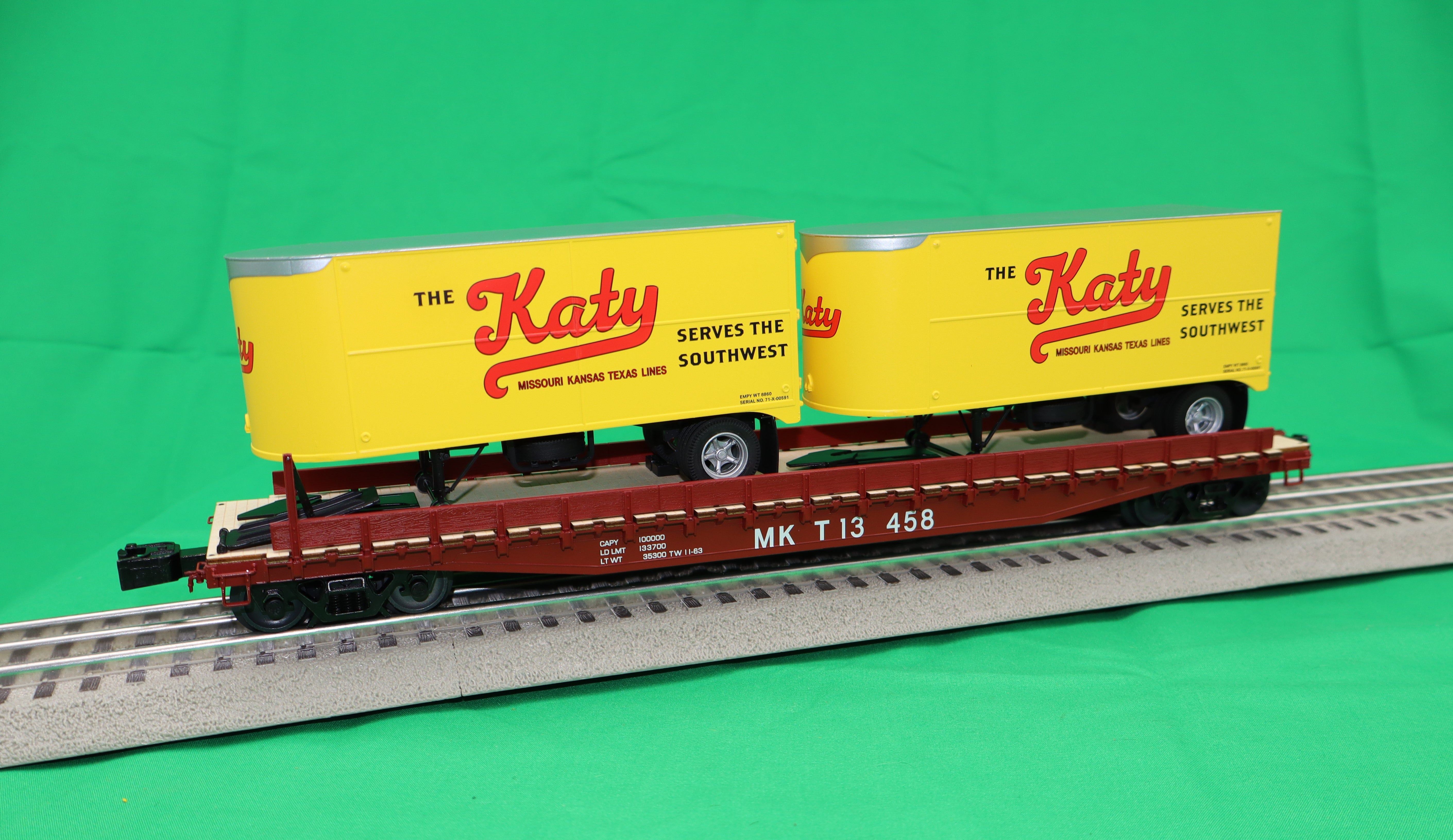 Lionel 2426720 - 50' Flatcar "MKT" w/ 20' Trailers #99402