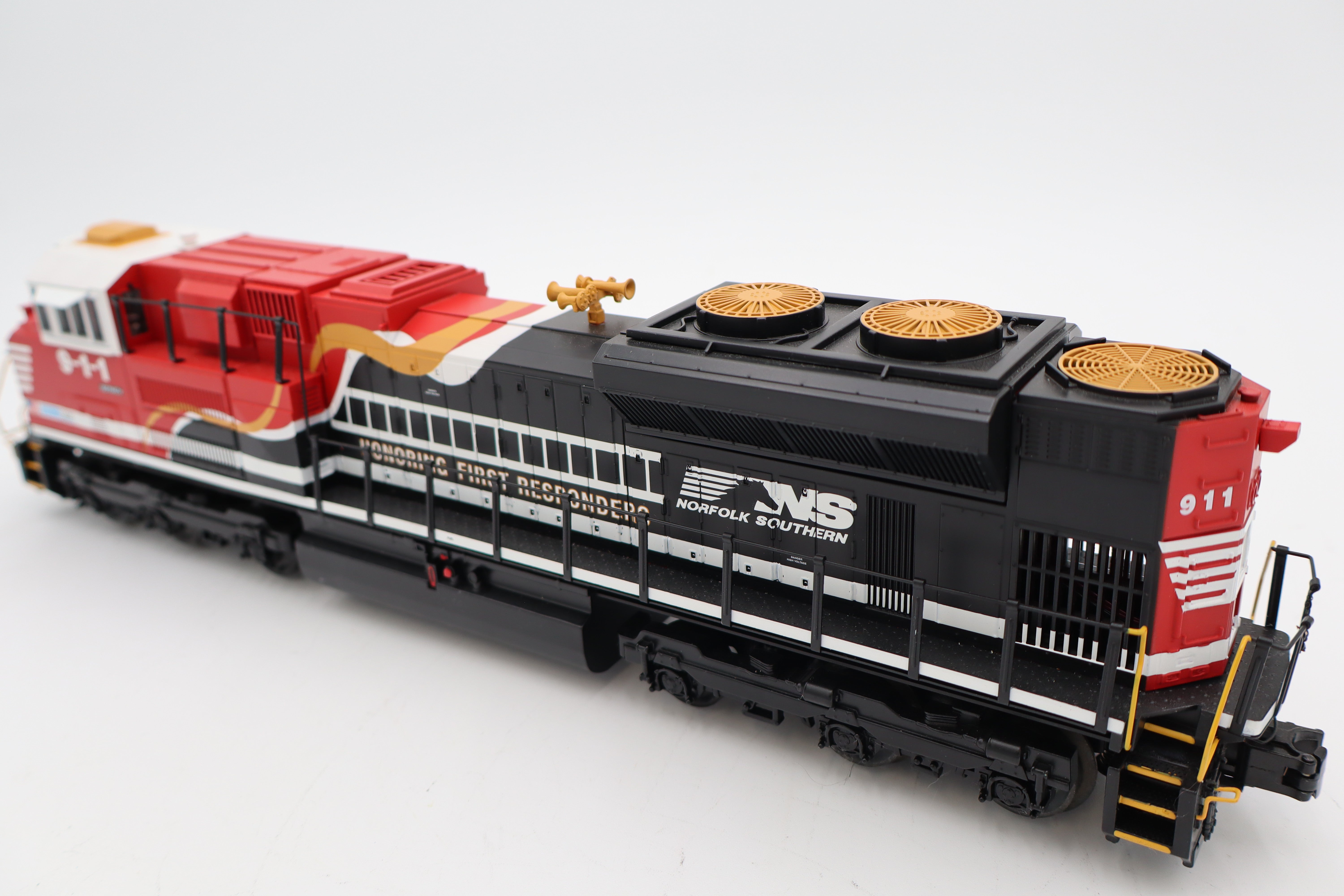 Rail King 30-20361-1e Norfolk Southern First Responders SD70ACe Imperial Diesel Engine & Rail King 30-20361a Norfolk Southern First Responders Bay Window Caboose-Second hand-M8451