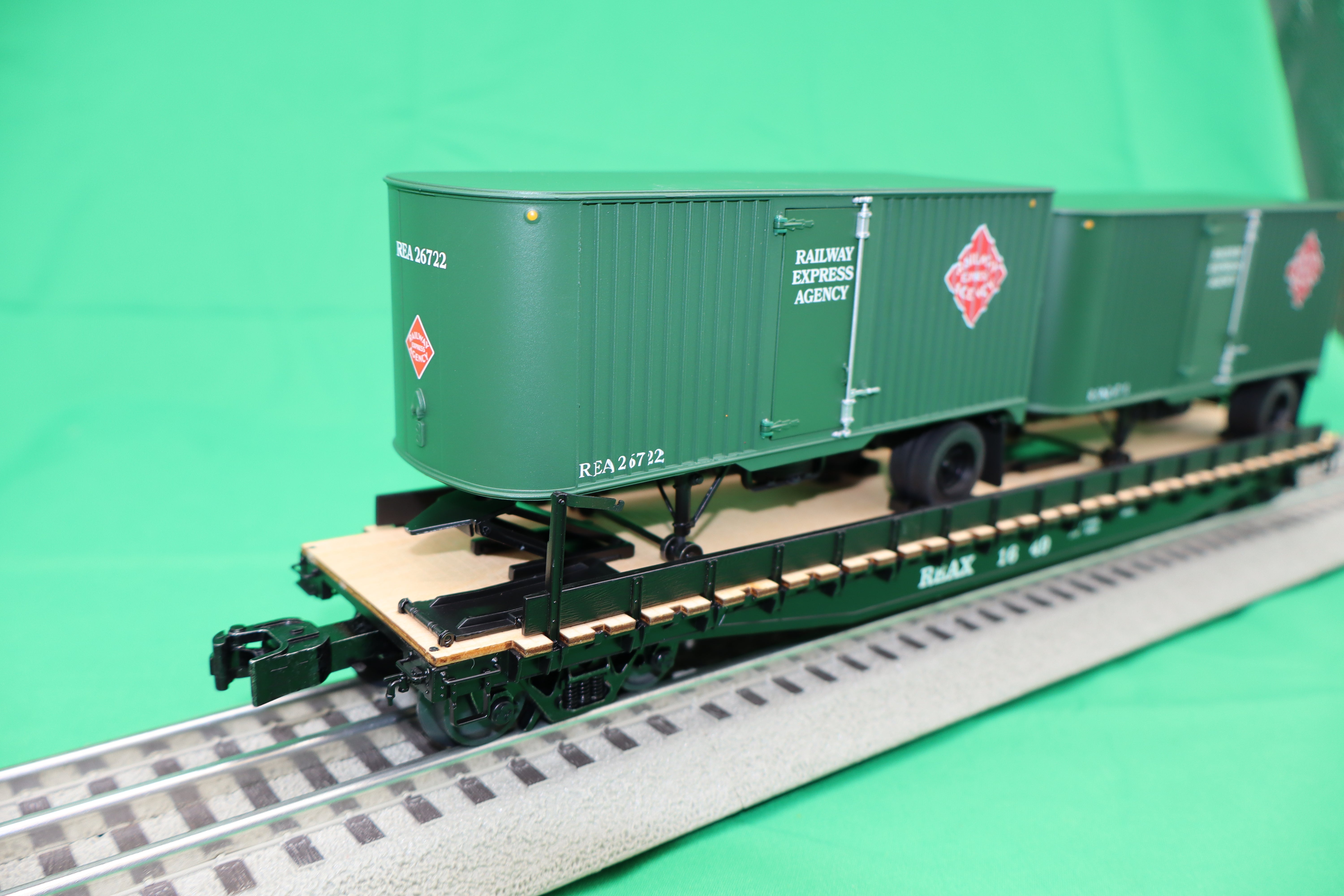 Lionel 2426730 - 50' Flatcar "Railway Express Agency" w/ 20' Trailers #1649