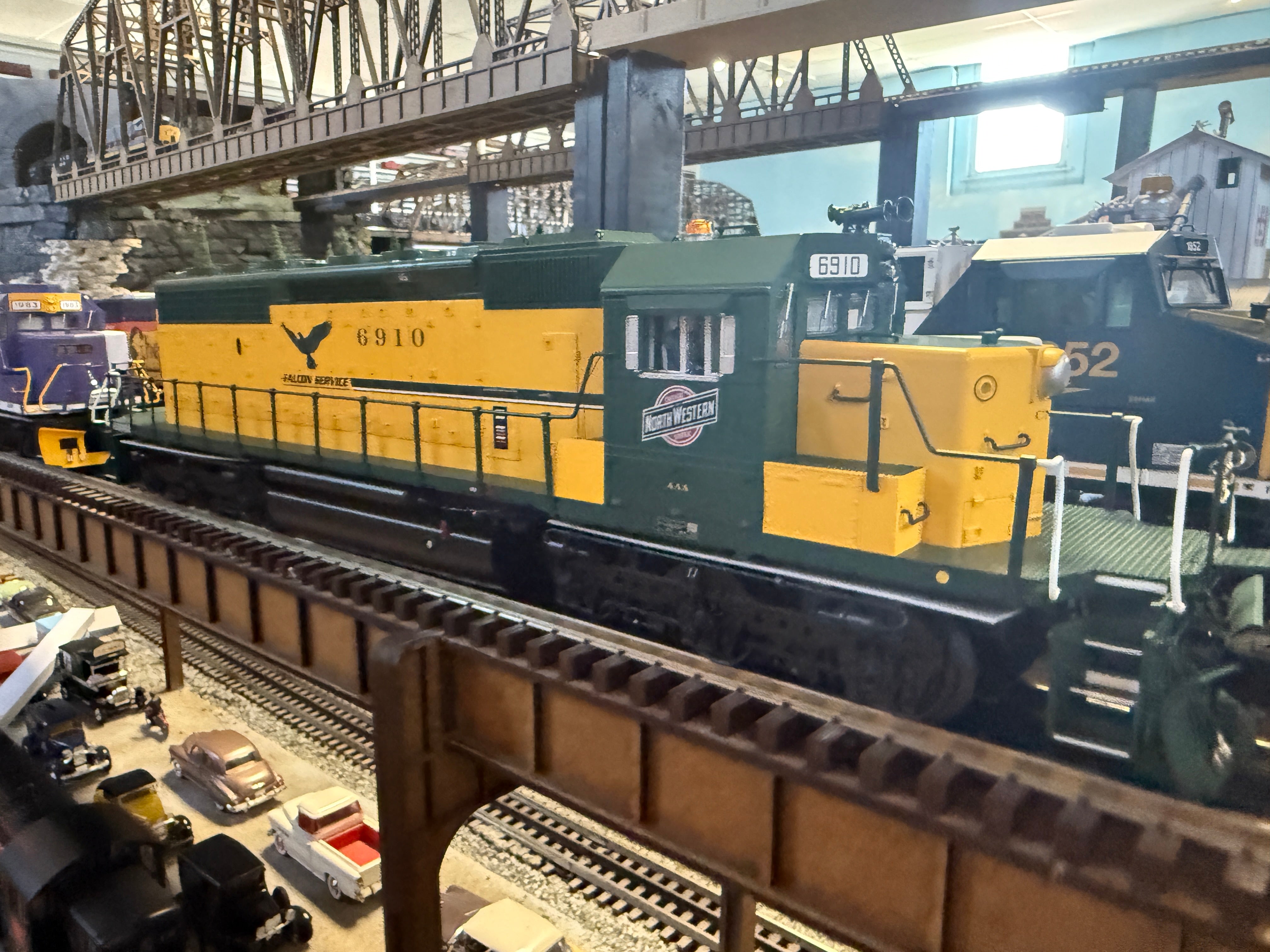 Lionel 2533401 - Legacy SD40-2 Diesel Locomotive "Chicago & North Western" #6910