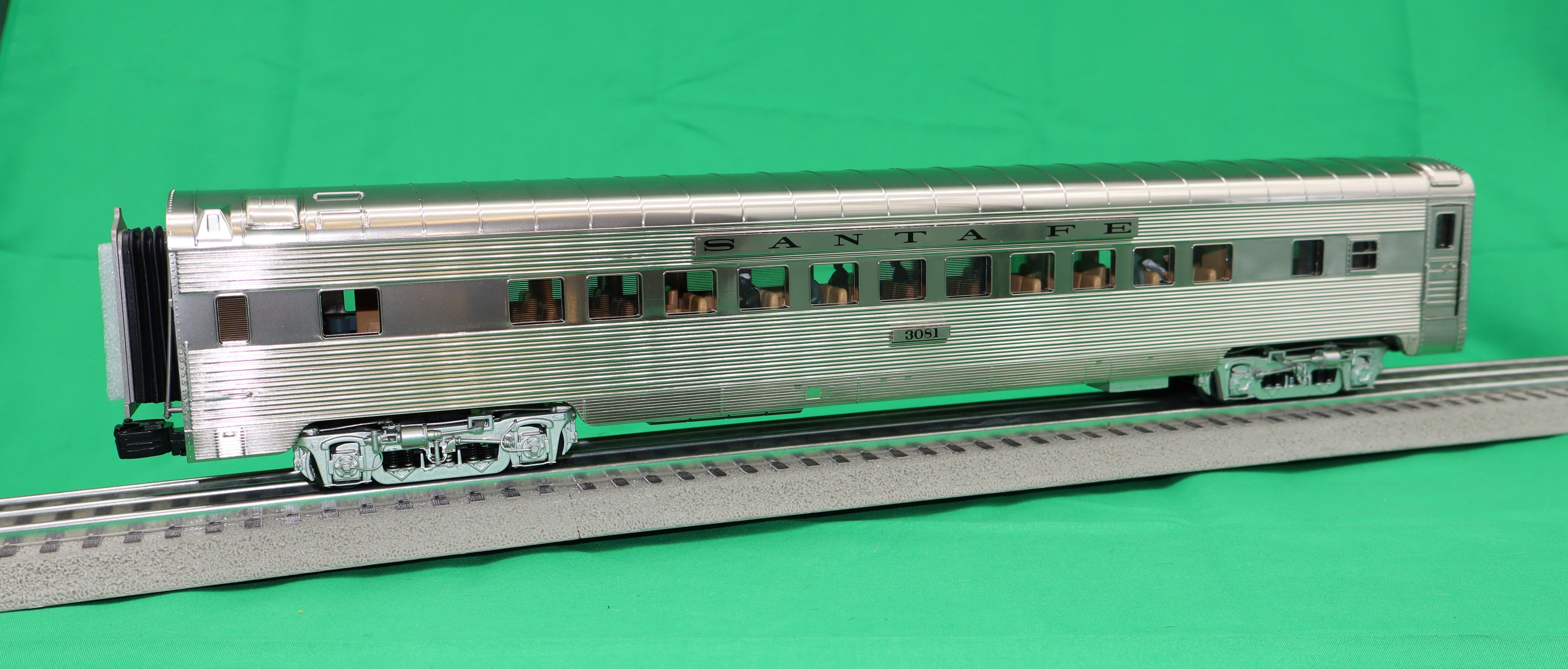 MTH 20-64245 - 70' Streamlined Passenger Car "Santa Fe" (2-Car) Ribbed Side / Plated