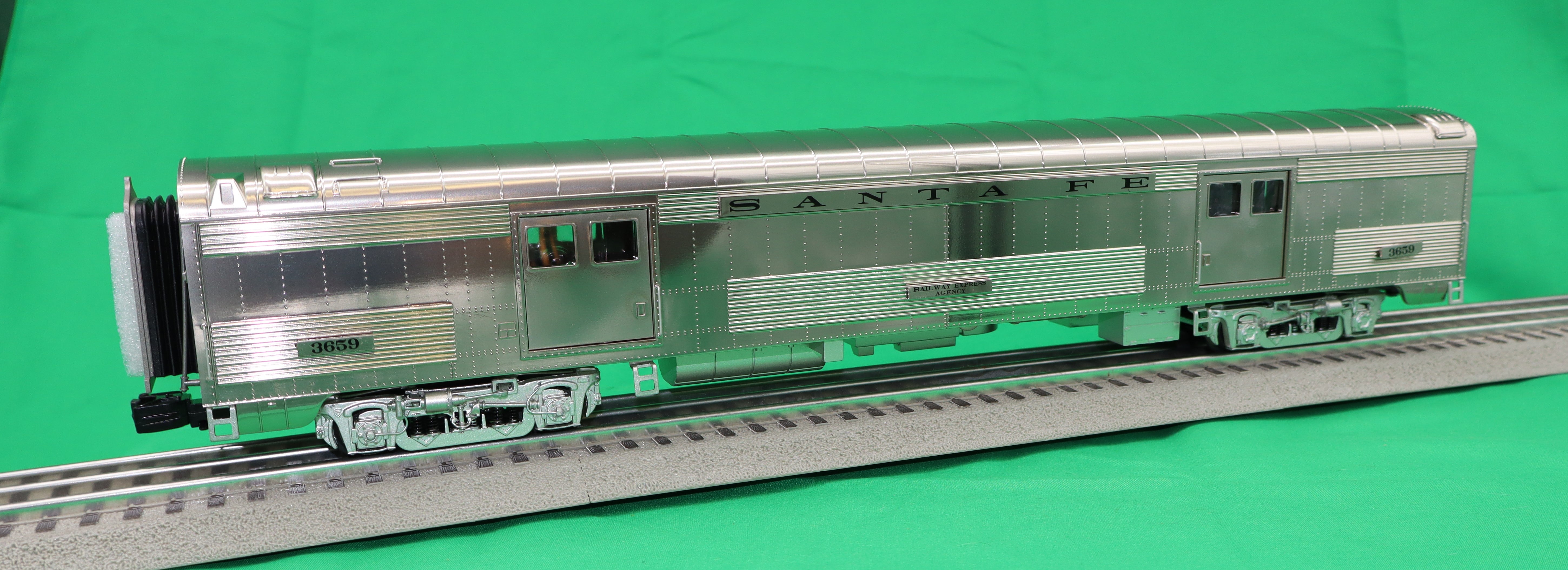 MTH 20-64245 - 70' Streamlined Passenger Car "Santa Fe" (2-Car) Ribbed Side / Plated