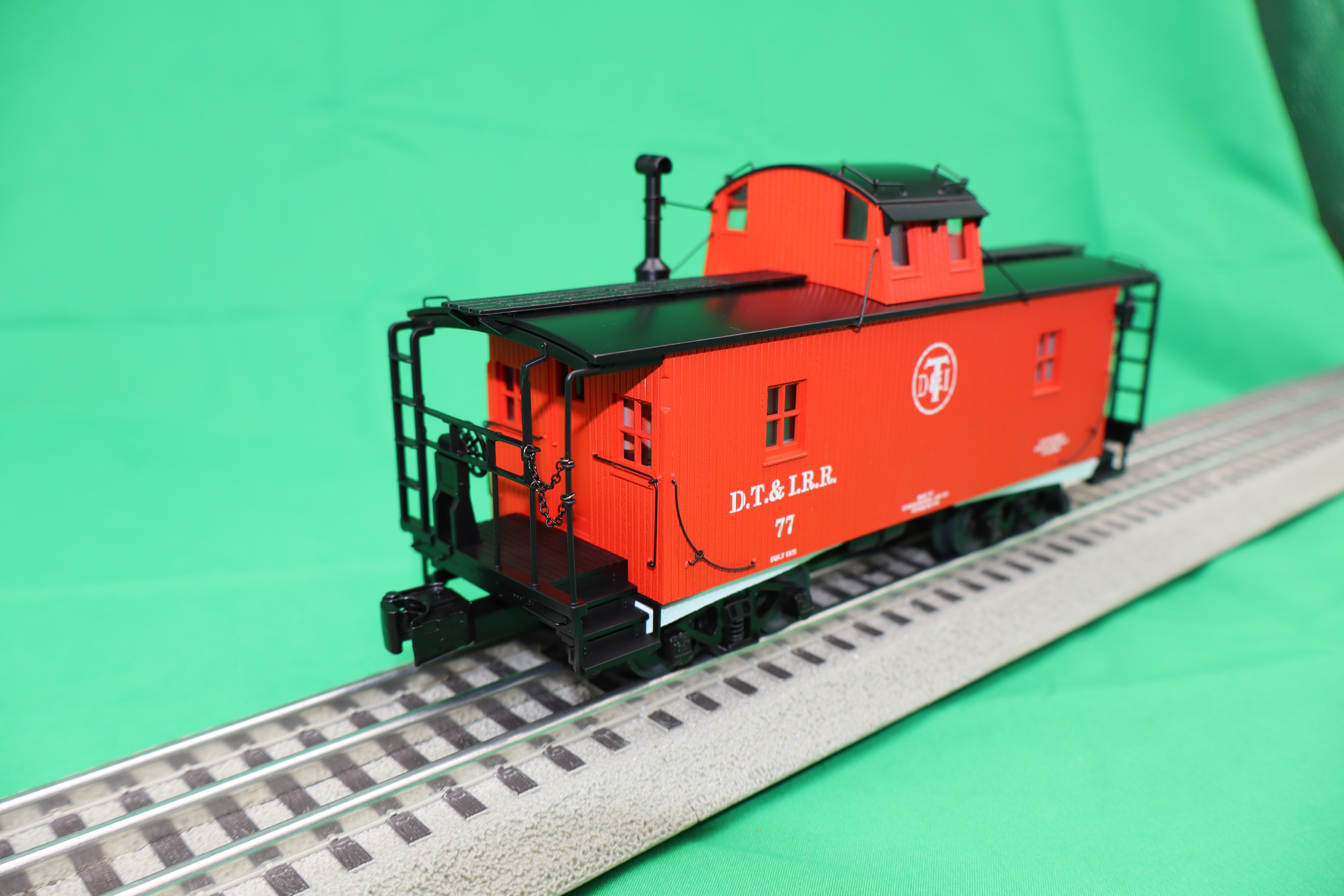 Lionel 2426440 - Woodside Caboose "Detroit, Toledo & Ironton" #77