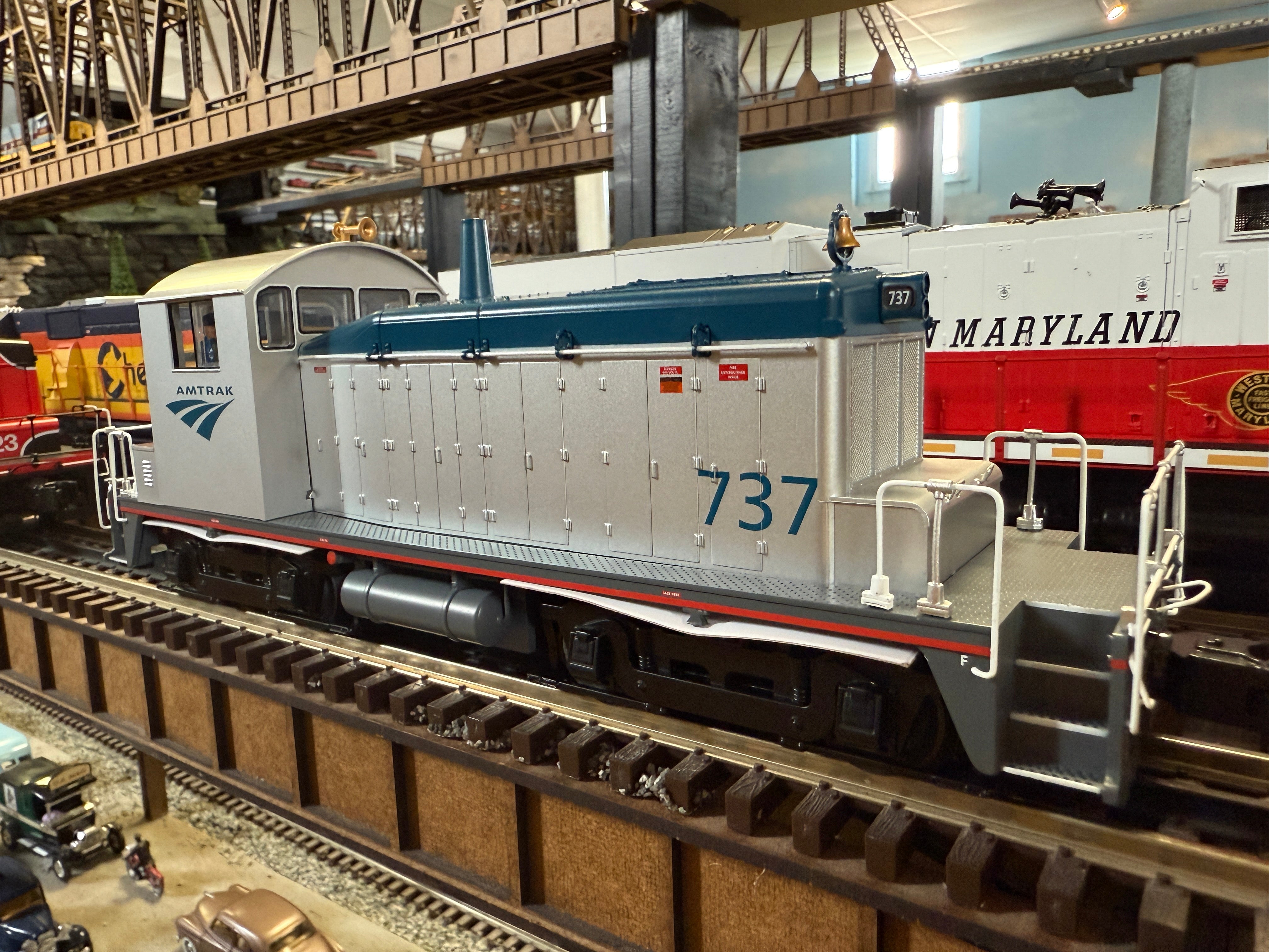 Lionel 2533320 - Legacy SW1 Diesel Locomotive "Amtrak" #737 (Phase V)