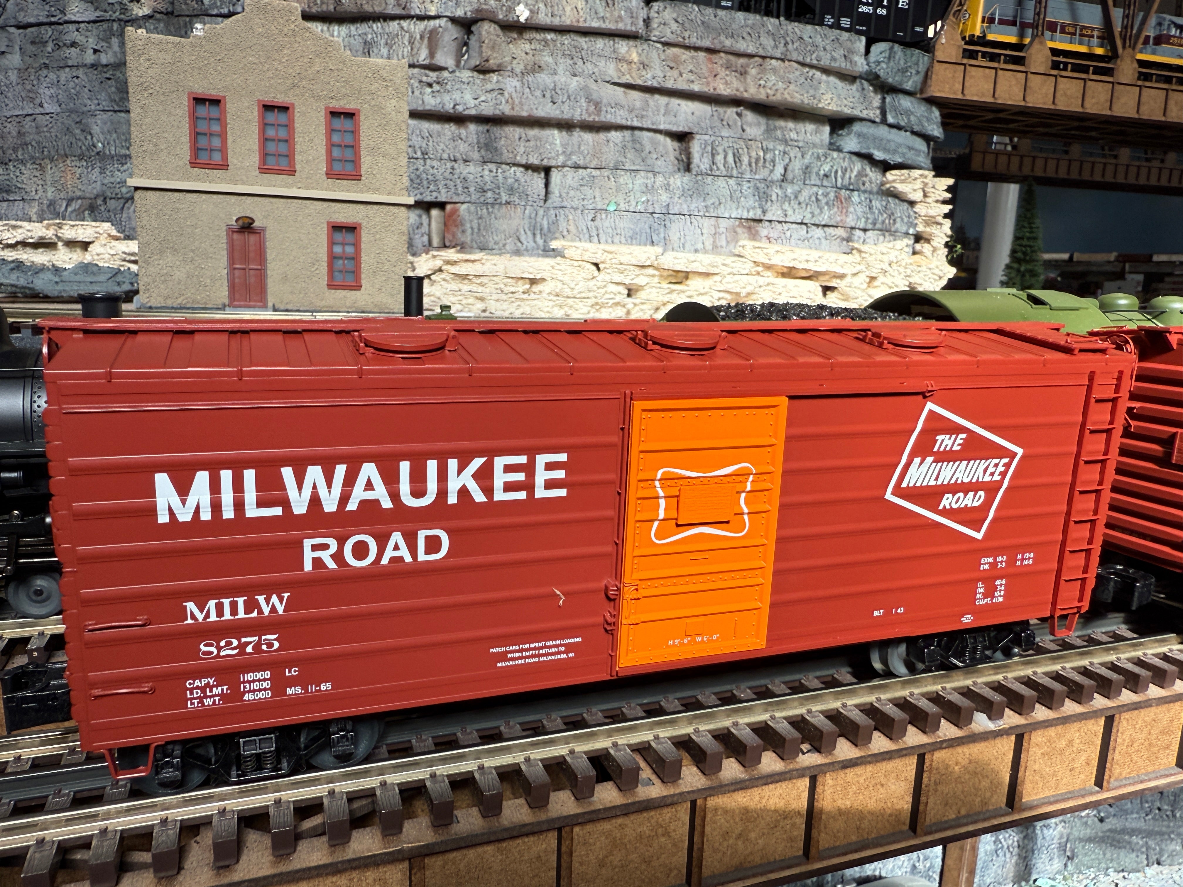 Lionel 2542041 - Rib-Side Boxcar w/ roof hatches "Milwaukee Road" #8275