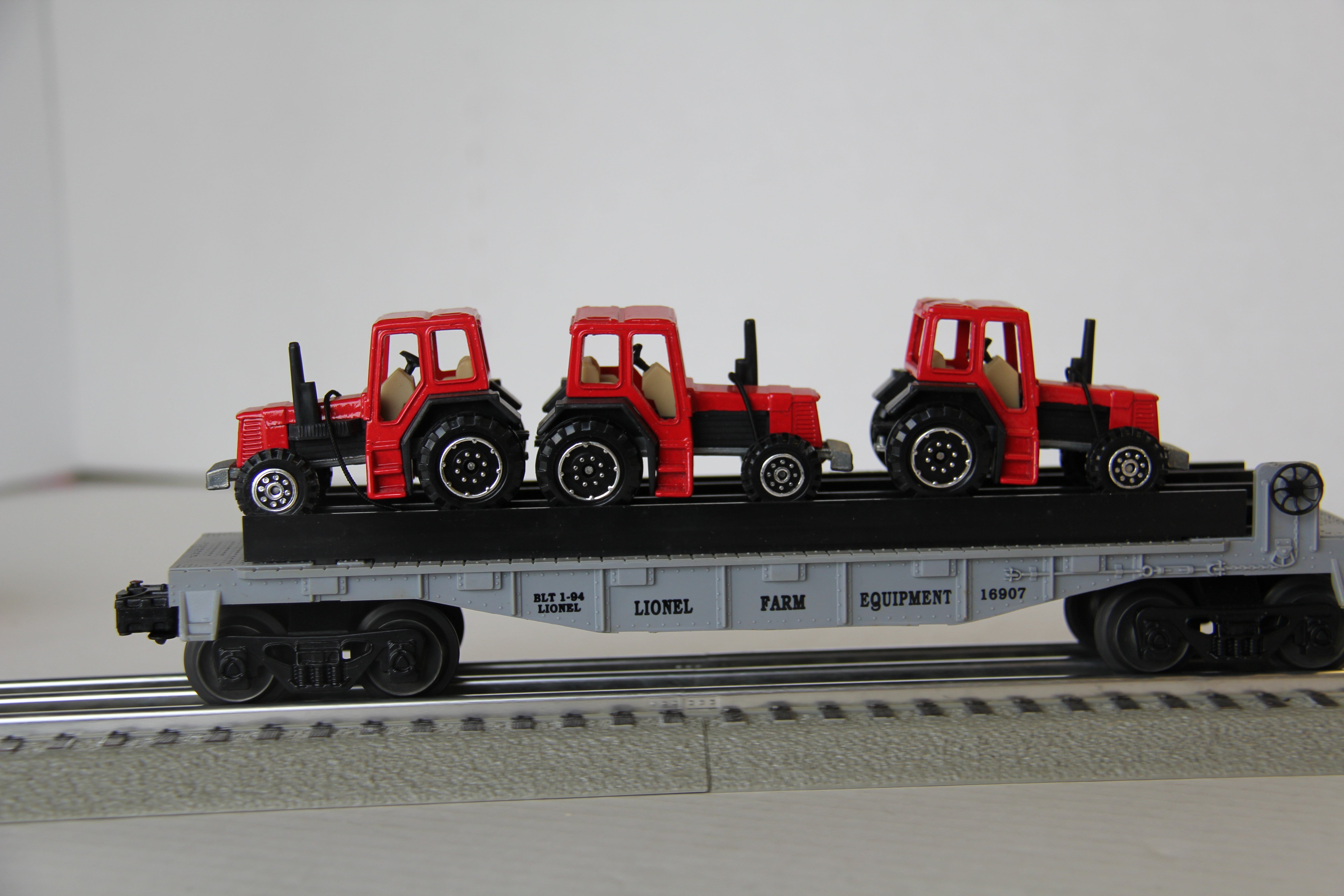 Lionel 6-16907 Flatcar with Farm Tractors-Second hand-M4195