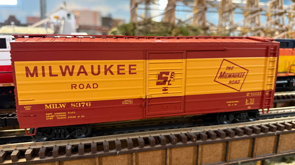 Lionel 2542052 - Rib-Side Boxcar "Milwaukee Road" #8376 (yellow band) - MrMuffin'sTrains