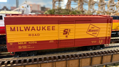 Lionel 2542052 - Rib-Side Boxcar "Milwaukee Road" #8376 (yellow band) - MrMuffin'sTrains