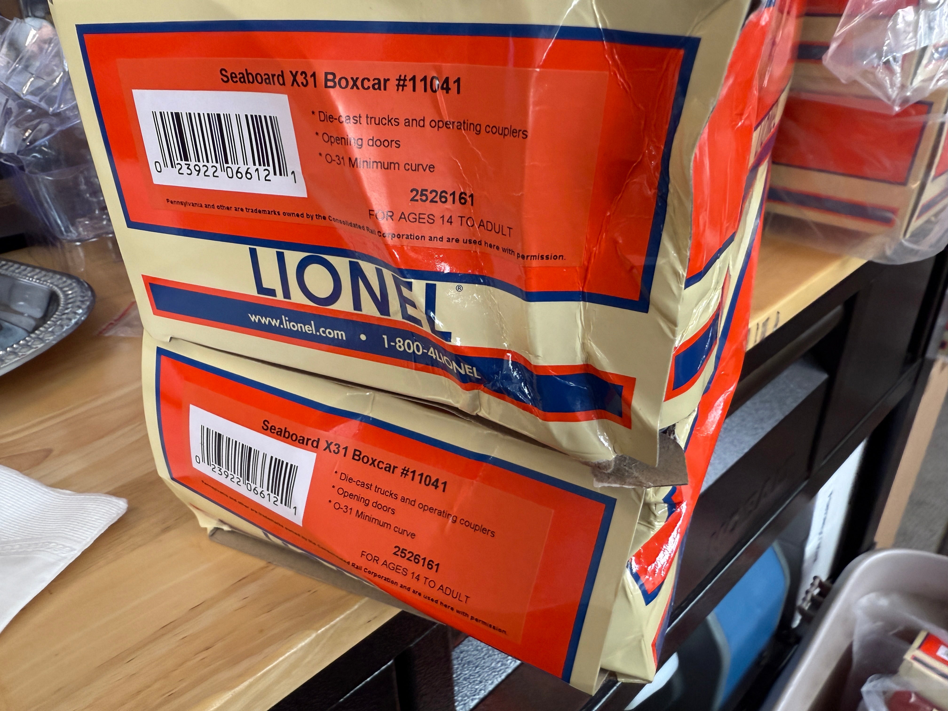 Lionel 2526161DMG - X31 Boxcar "Seaboard" #11041 - Damaged Packaging