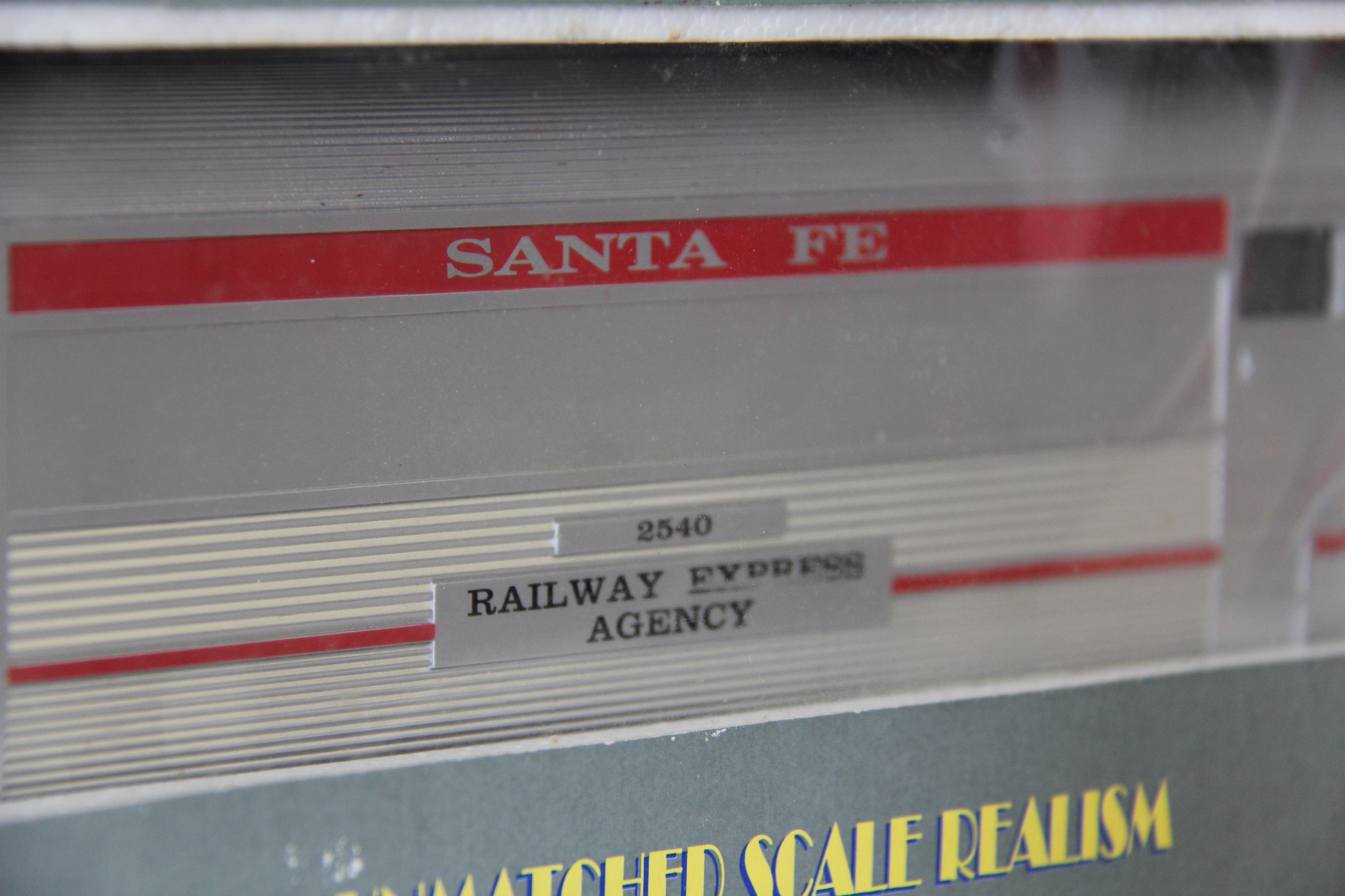 Williams 72 foot Santa Fe Passenger 5 Car Set-Second hand-M4206