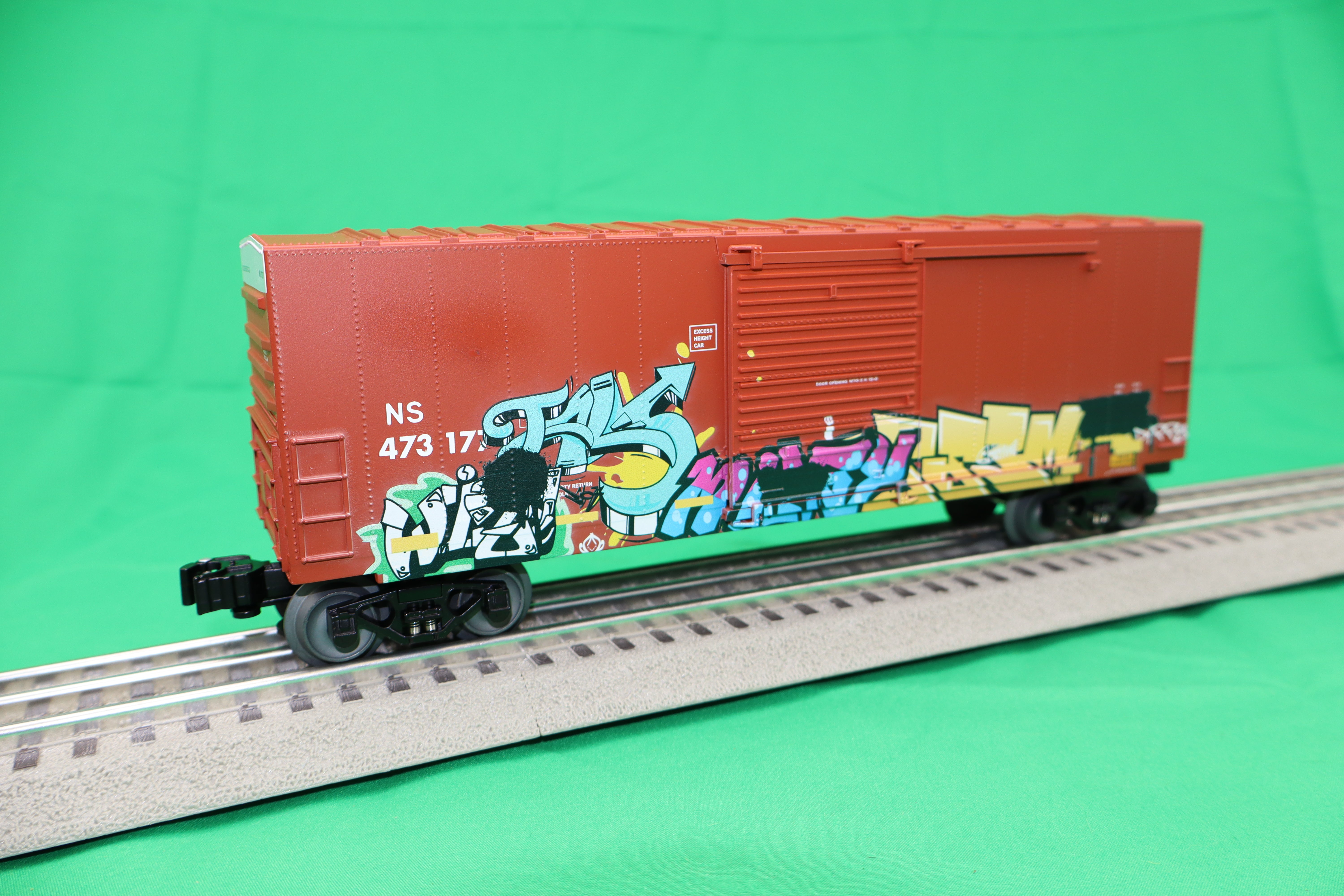 Lionel 2428370 - Hi-Cube Boxcar "Norfolk Southern" (Graffiti)