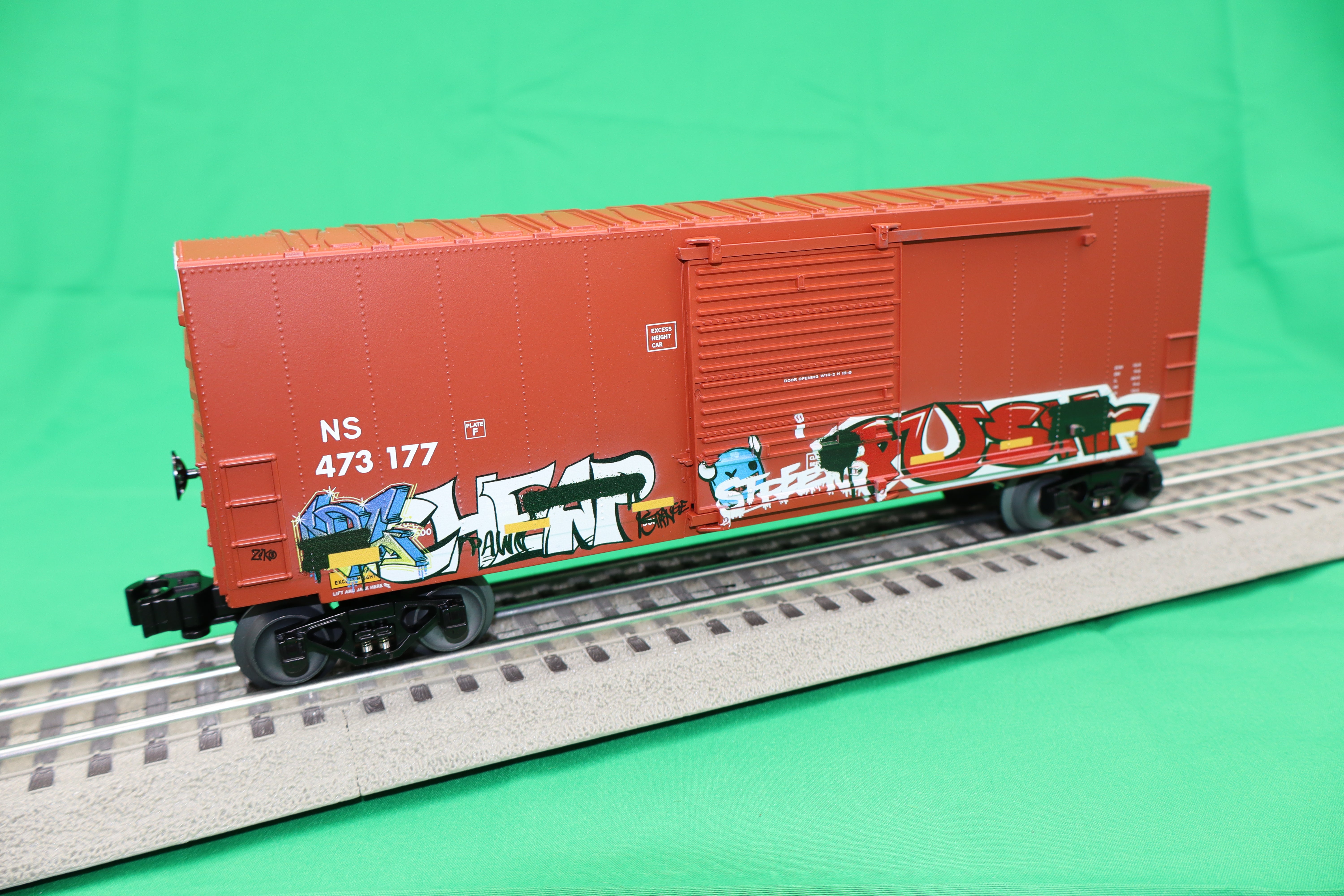 Lionel 2428370 - Hi-Cube Boxcar "Norfolk Southern" (Graffiti)