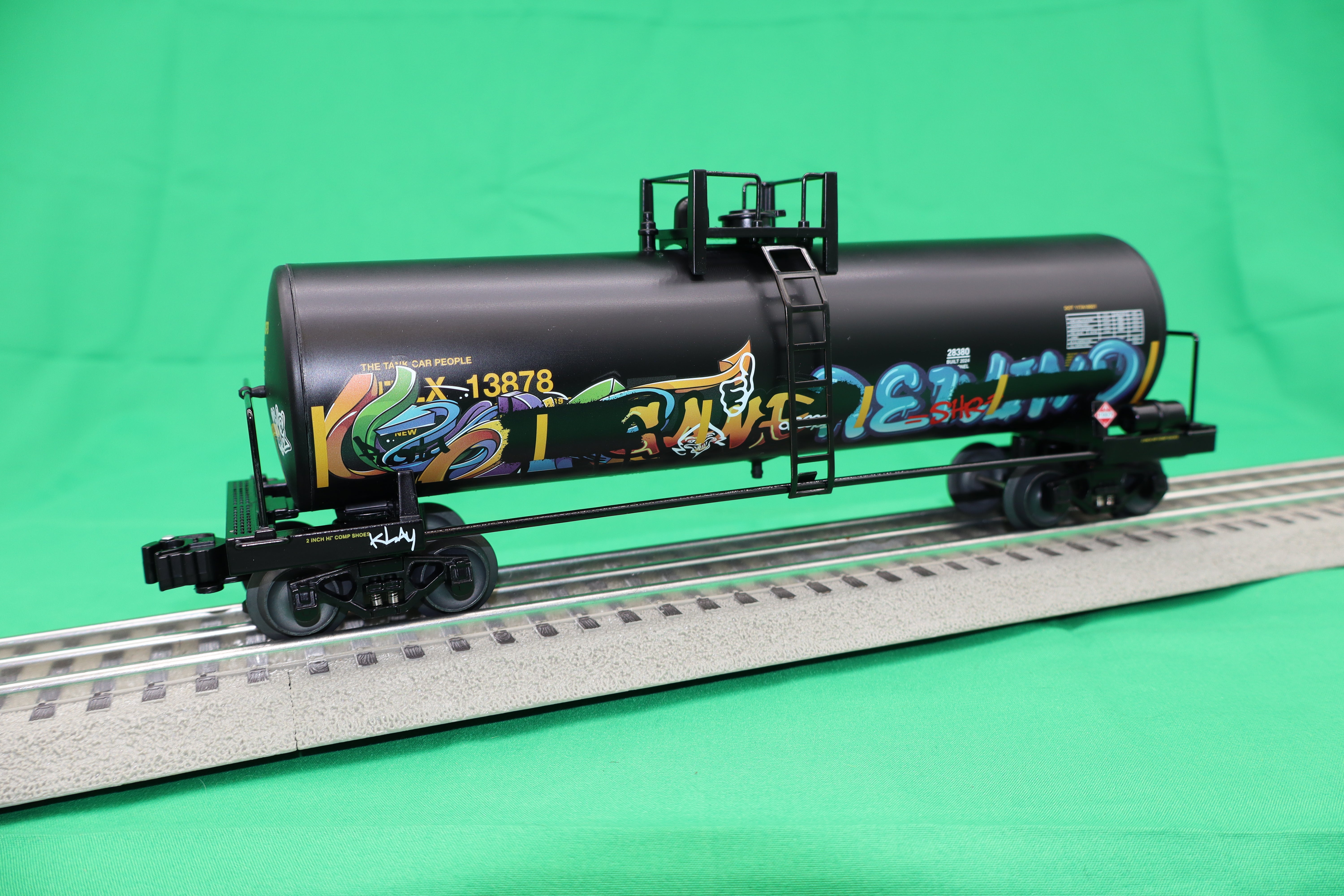 Lionel 2428380 - Unibody Tank Car "UTLX" (Graffiti)