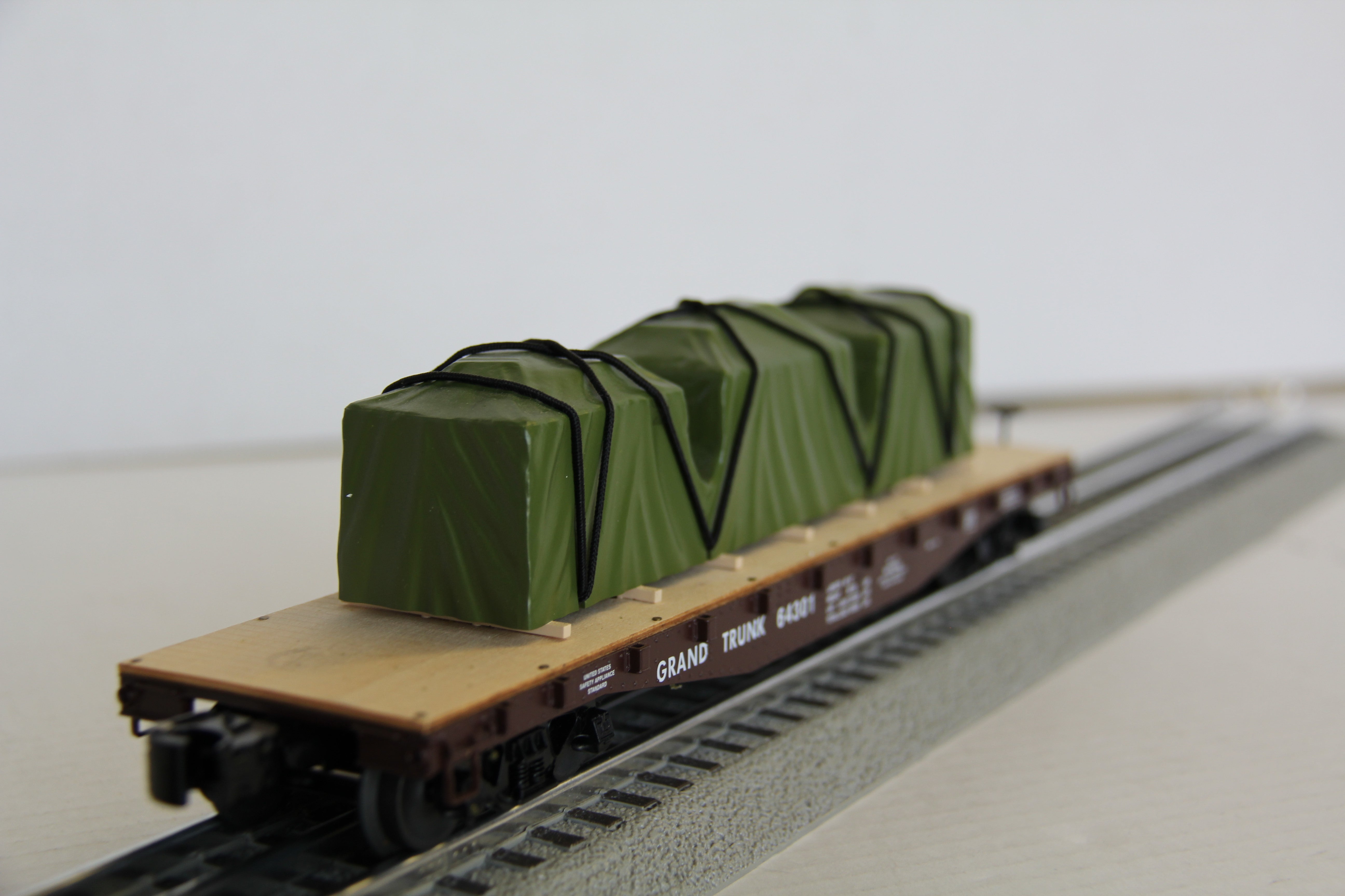 Lionel 6-27544 Grand Trunk 40' Flatcar with Covered Load-Second hand-M4219
