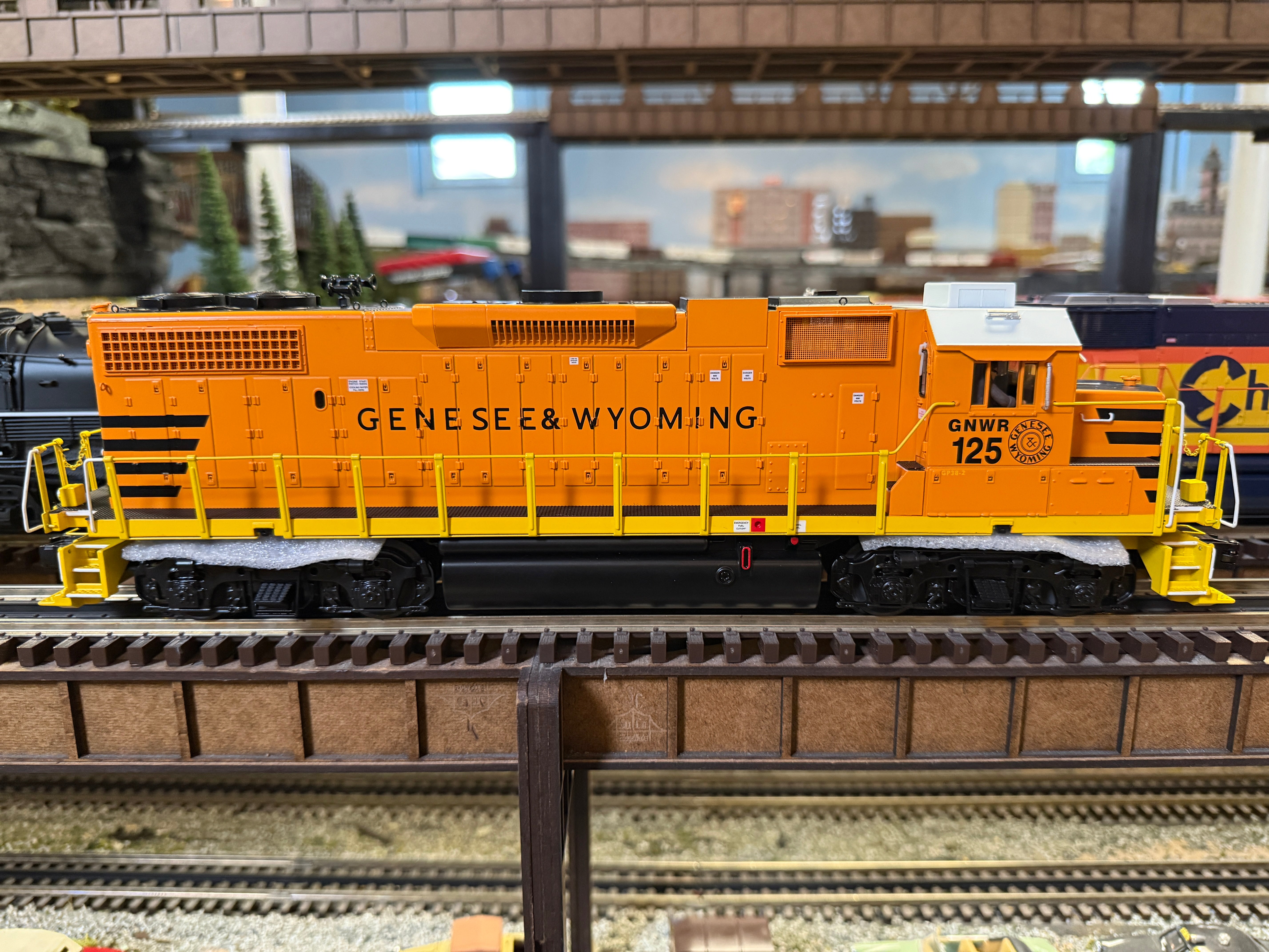 Atlas O 30138348 - Premier - GP38-2 Diesel Locomotive "Genesee & Wyoming" #125 (Heritage)