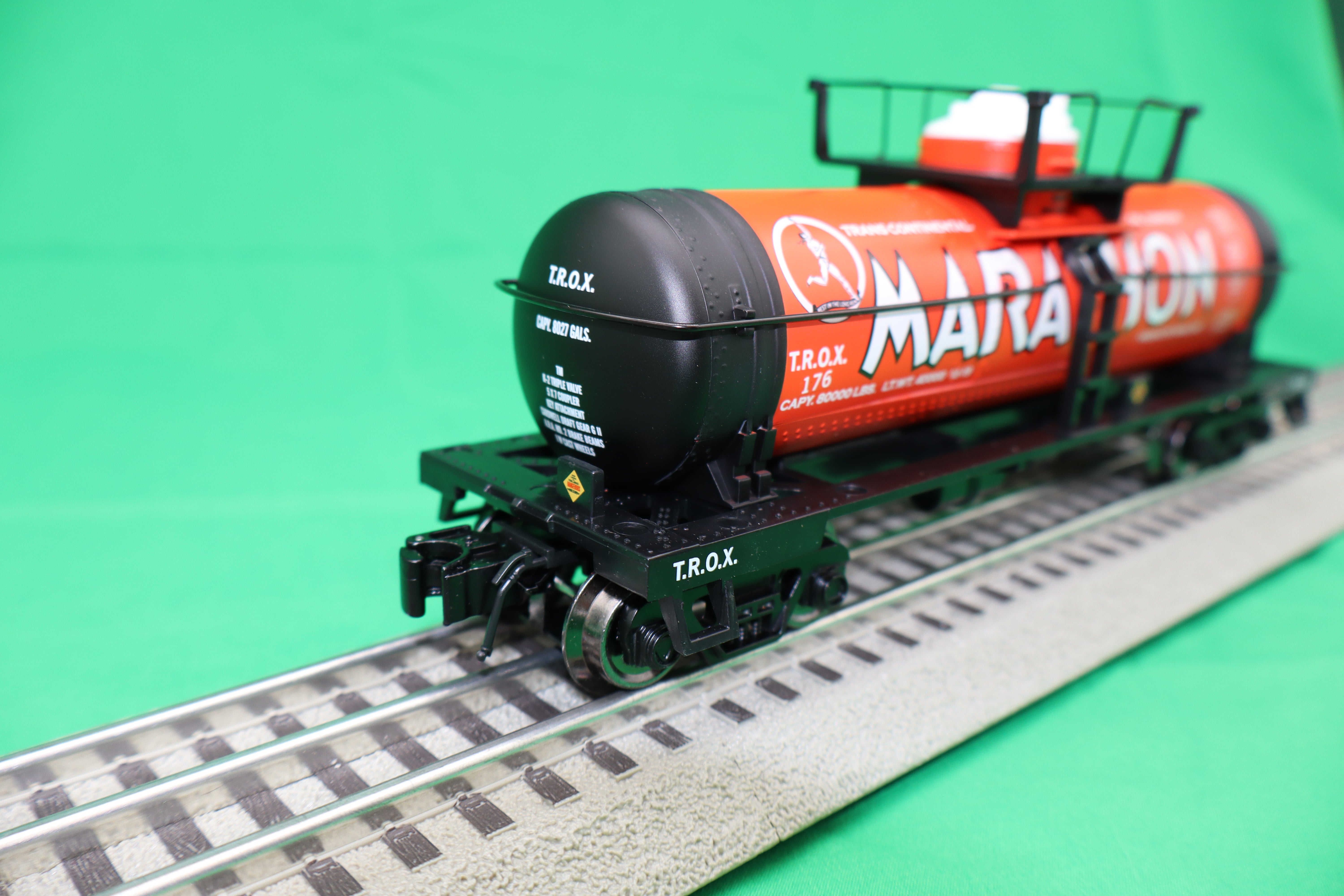 Ready Made Trains RMT-96899-109 - 8000 Gallon Single Dome Tank "Marathon Oil"