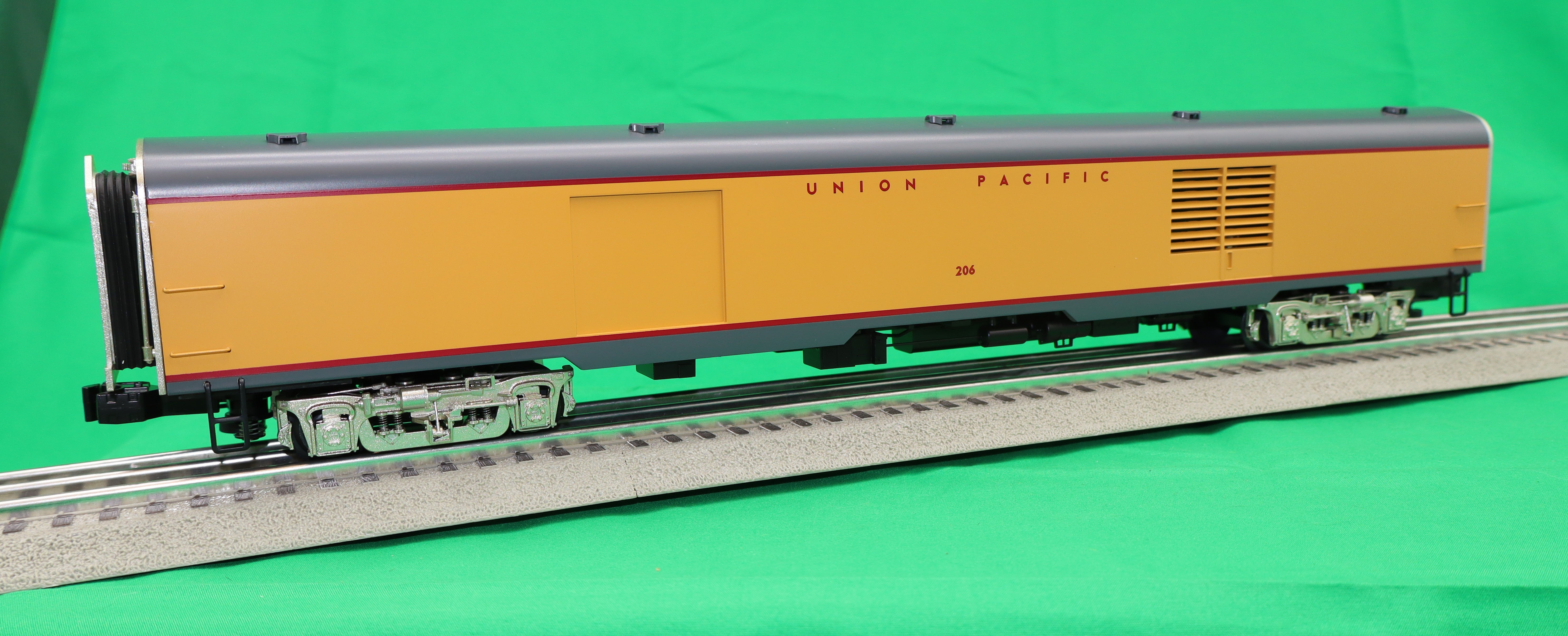 Lionel 26273UP4 - 18" Aluminum Passenger Car "Union Pacific" (4-Car) - Custom Run for MrMuffin'sTrains