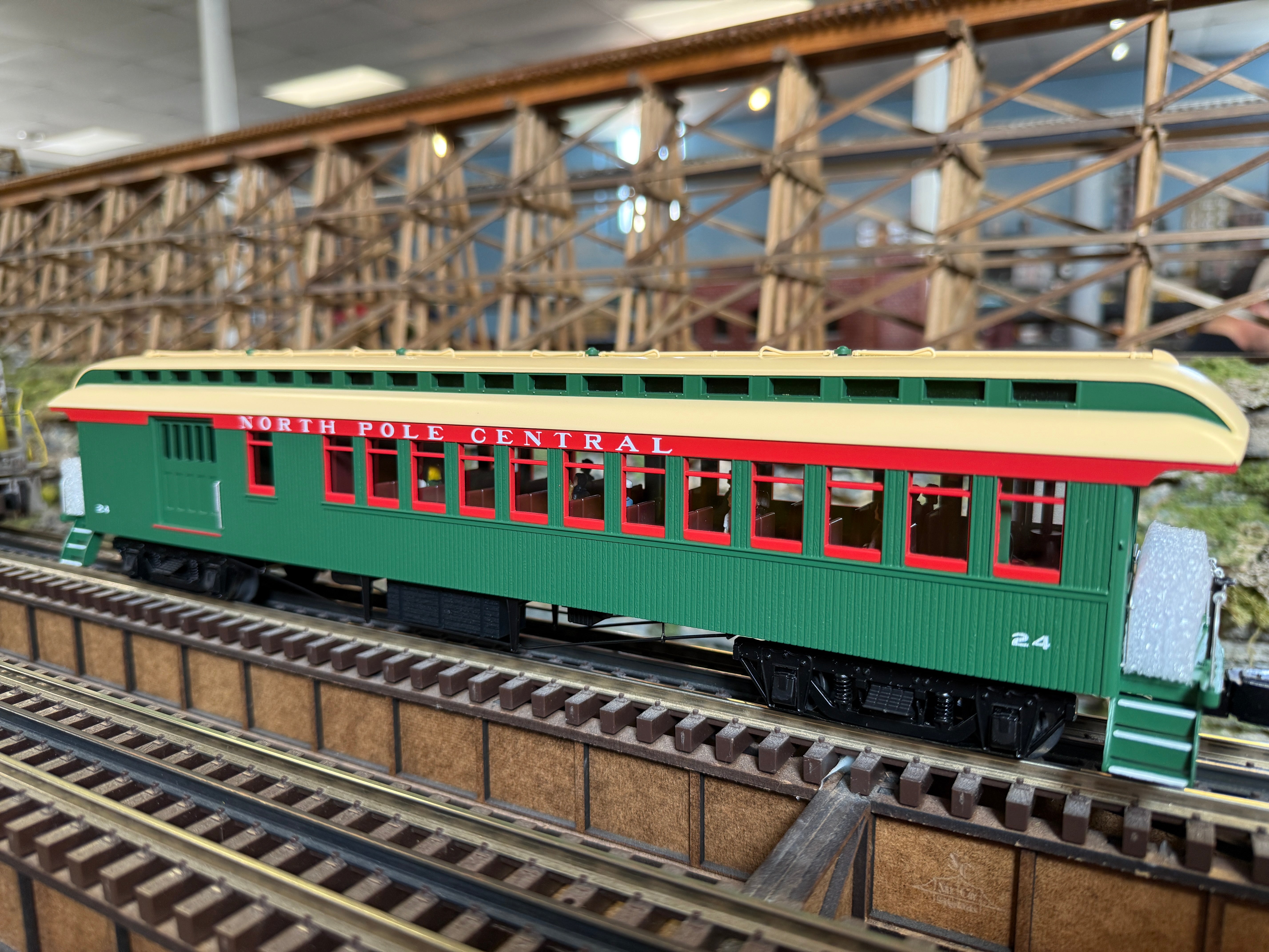 Lionel 2422070 - Legacy "North Pole Central" Cocoa Milk Freight Train Set