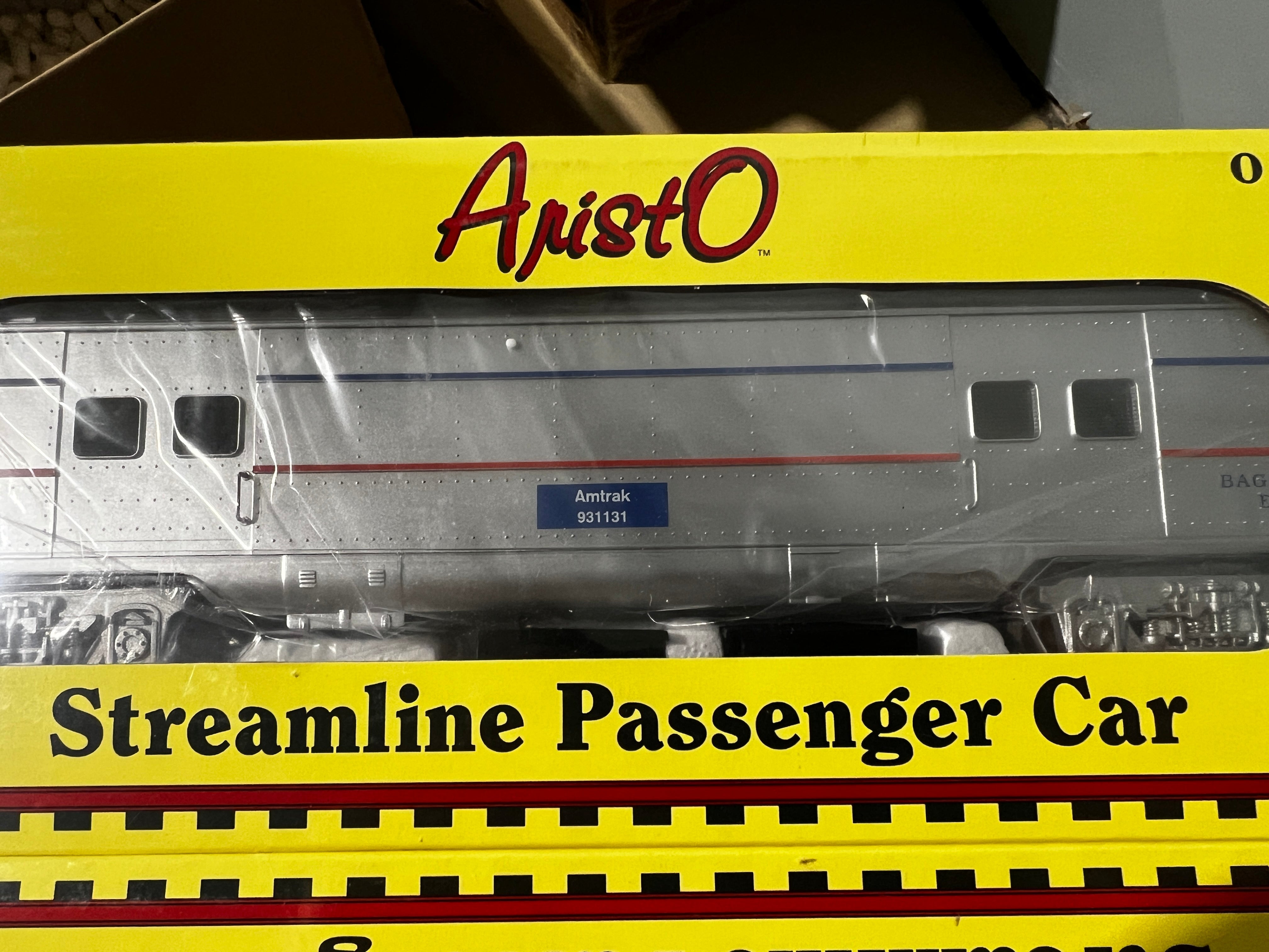 RMT Aristo 93113-1 Amtrak & 93113-2- 4 Car Streamlined Passenger Set-Second hand-M1115
