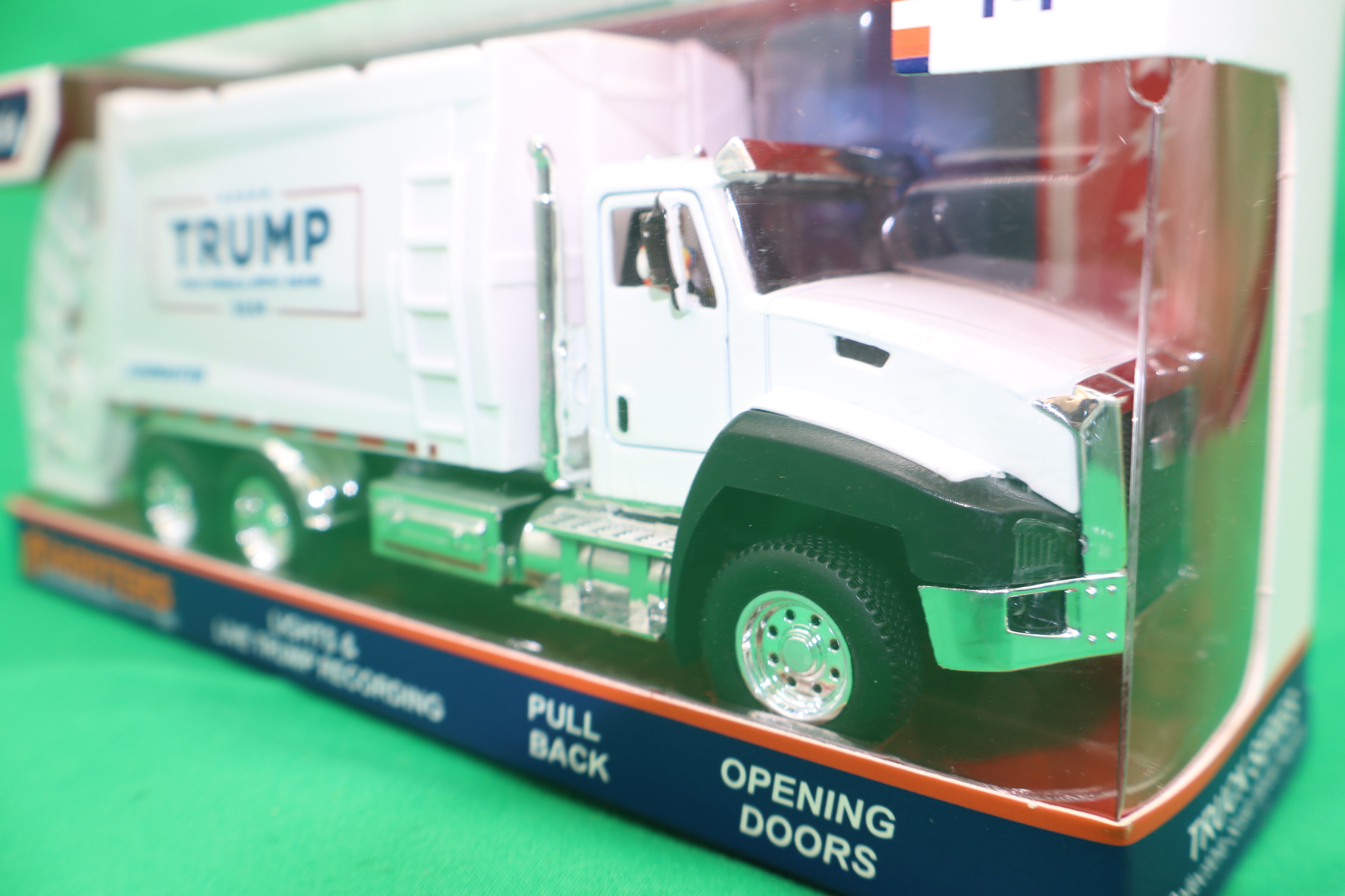 MTH 30-50119 - Garbage Truck "Donald J. Trump" w/ Lights & Sound - Diecast 1/50 Scale