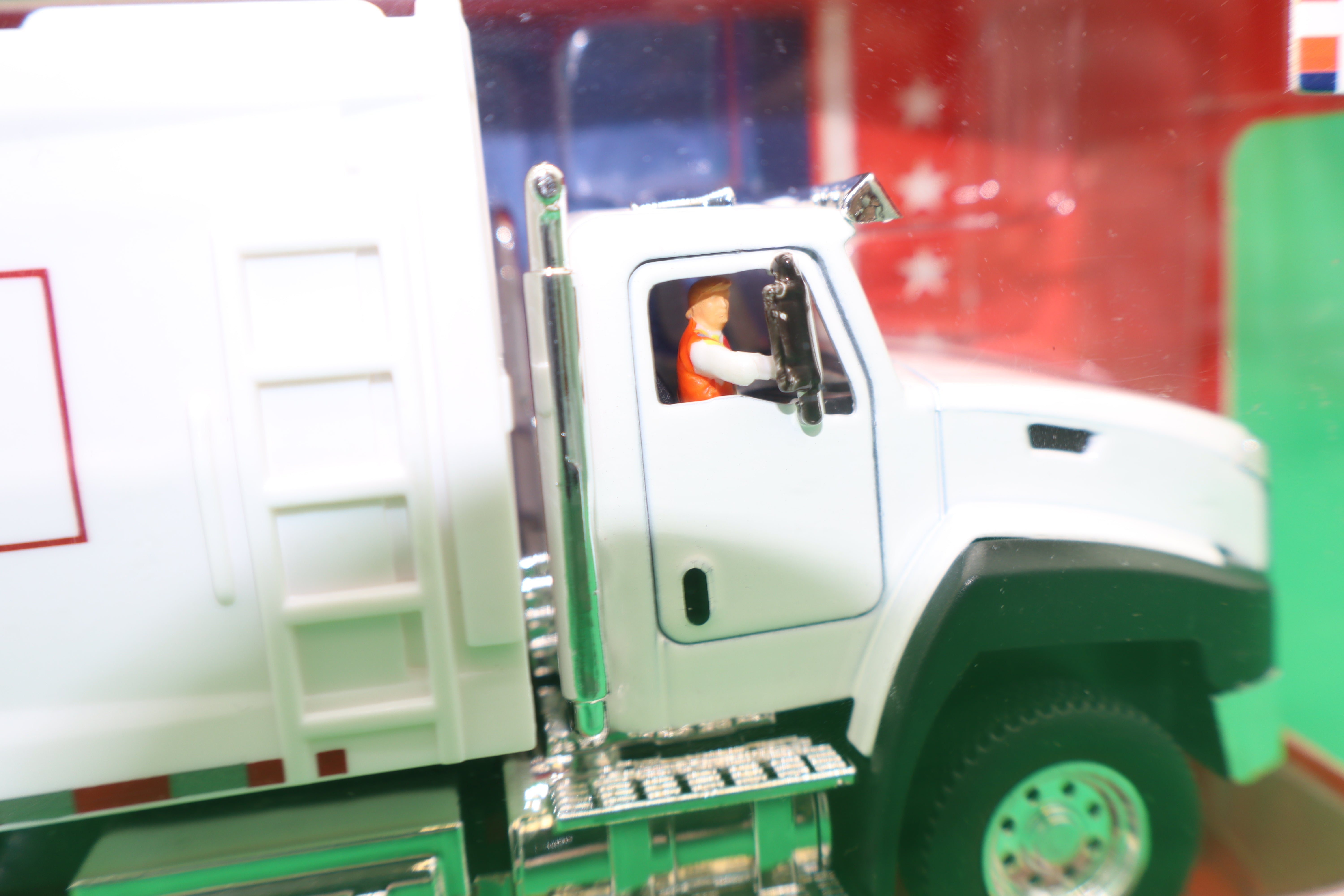 MTH 30-50119 - Garbage Truck "Donald J. Trump" w/ Lights & Sound - Diecast 1/50 Scale