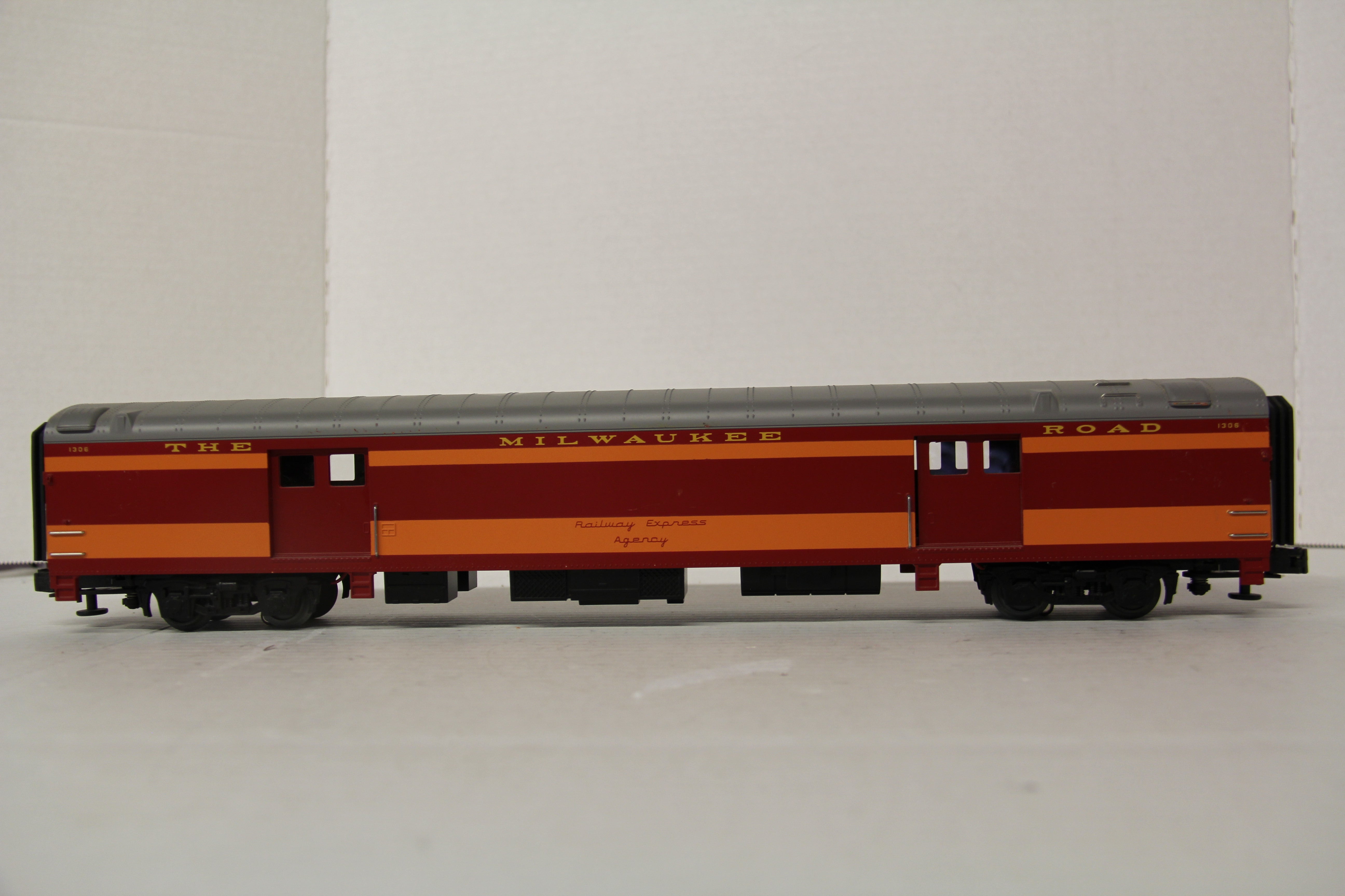 MTH Hiawatha Milwaukee Road Hiawatha Passenger 8 Car Set-Second hand-M6322