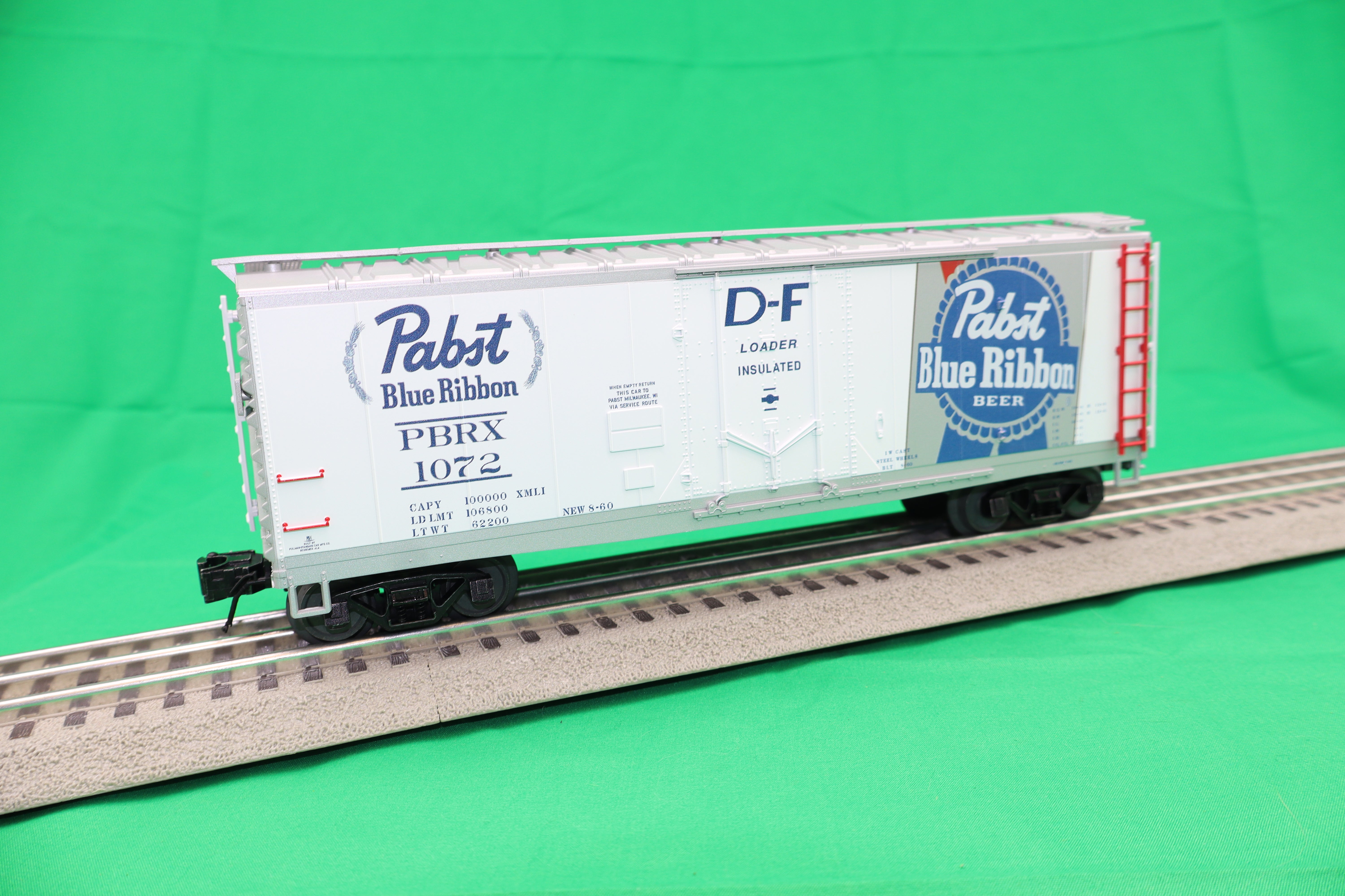 Atlas O 2001144 - Trainman - Pabst Brewing Company - 40' Plug Door Boxcar "Pabst Blue Ribbon"