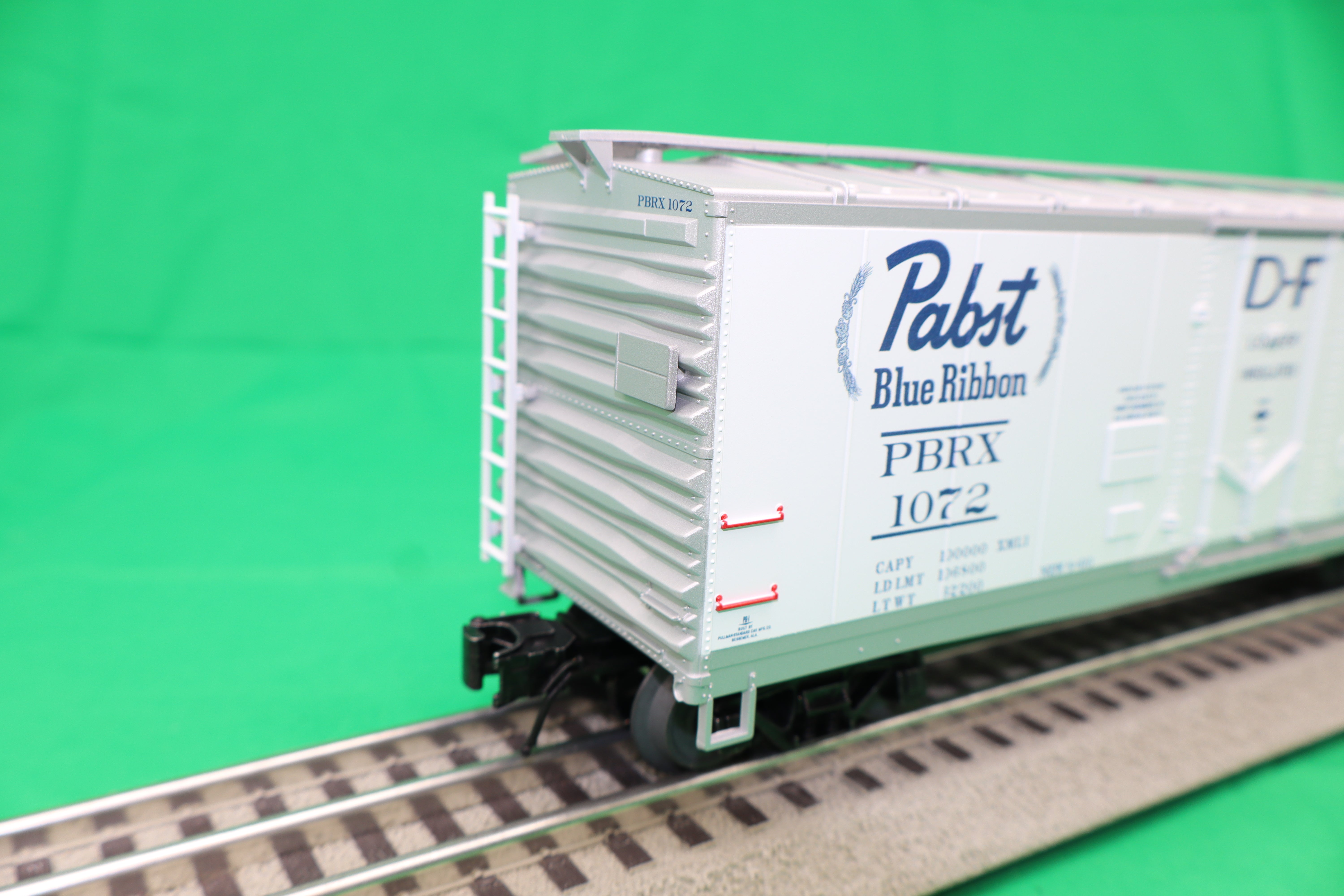 Atlas O 2001144 - Trainman - Pabst Brewing Company - 40' Plug Door Boxcar "Pabst Blue Ribbon"