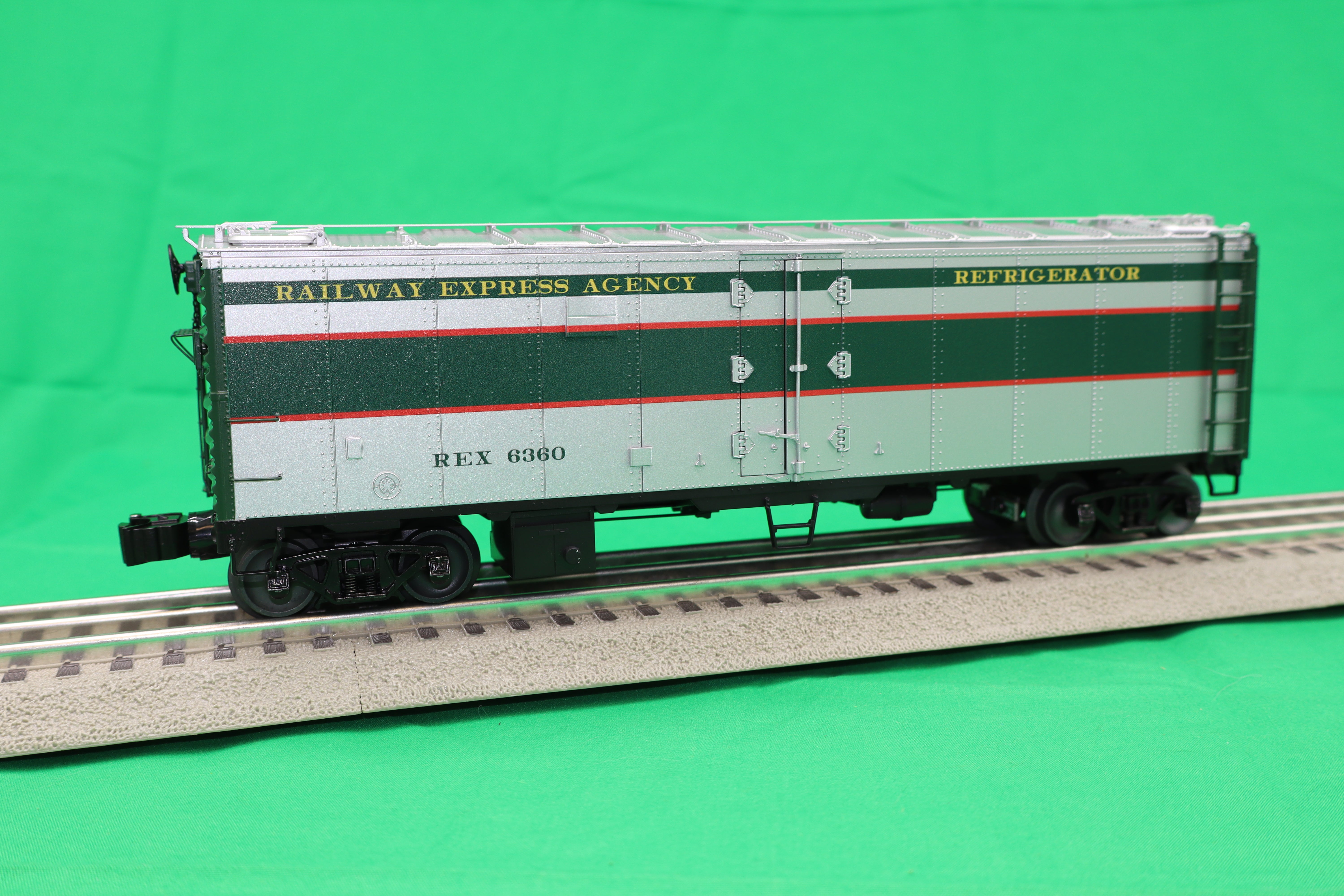 Lionel 2526300 - Hotbox Reefer Car "Railway Express Agency" #6360
