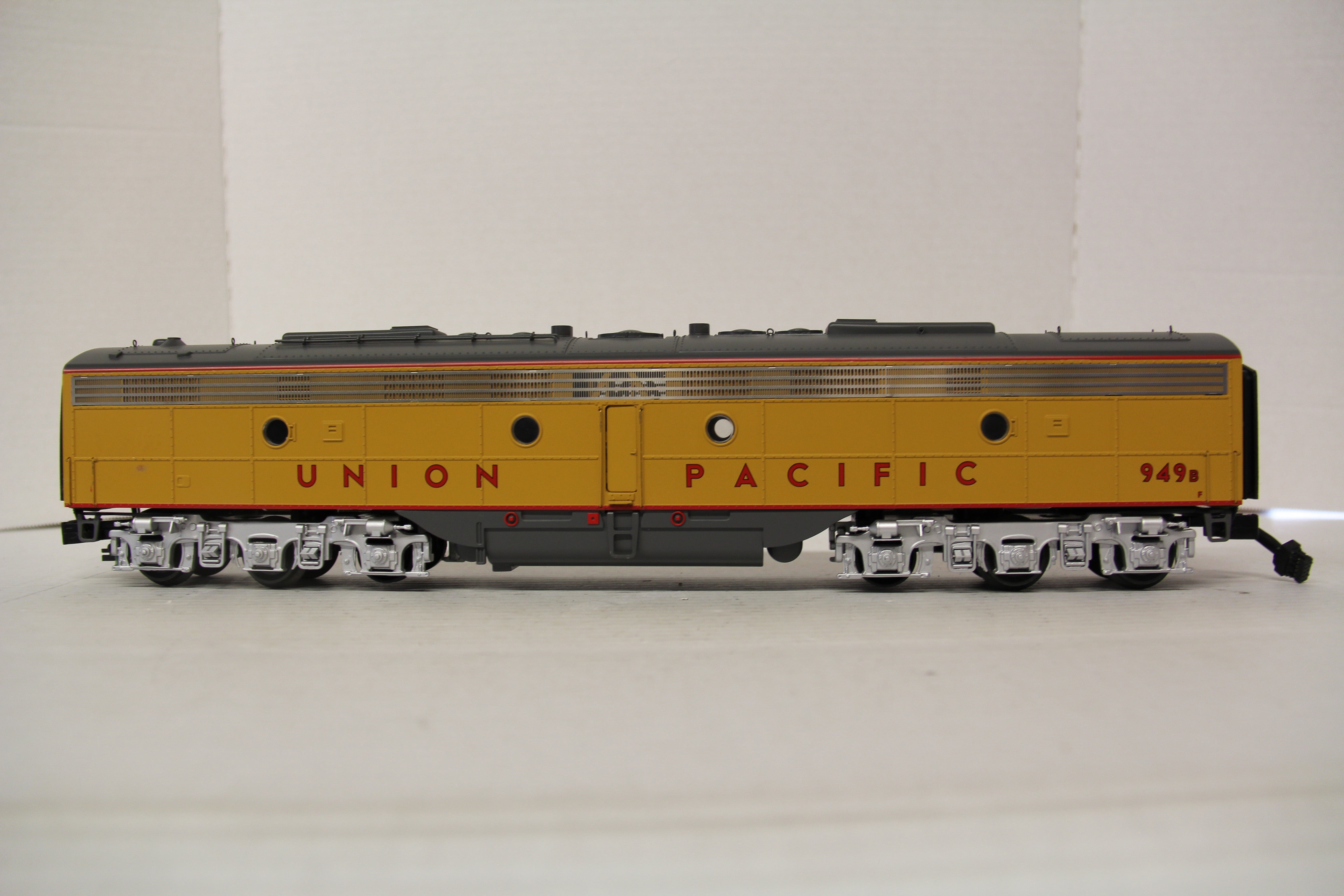 MTH 20-20186-3 Union Pacific Premier E-8 B Unit (Non Powered) #949B-Second hand-M6315