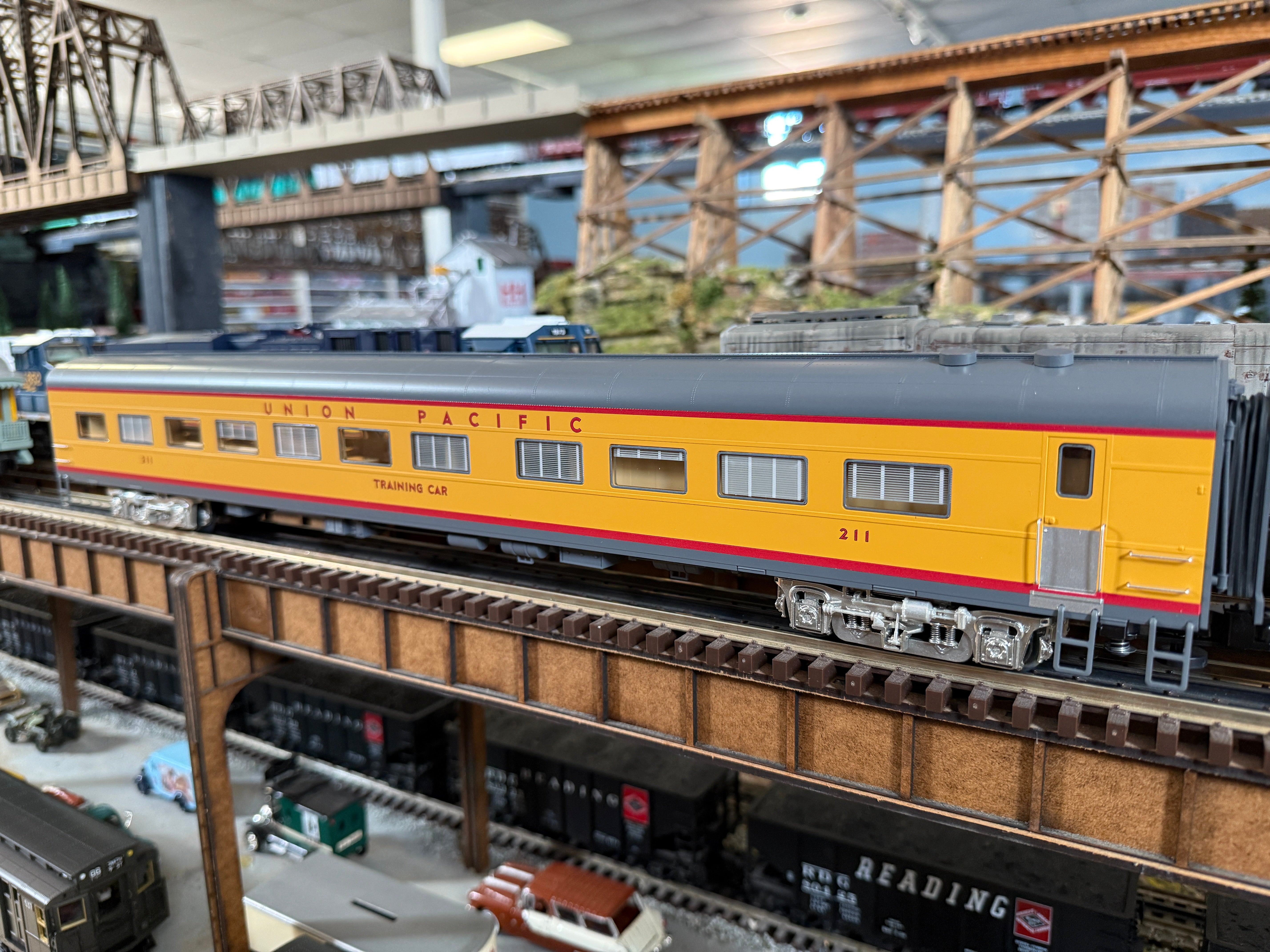 Lionel 2427240 - 21" Training Car "Union Pacific" #211, with sound