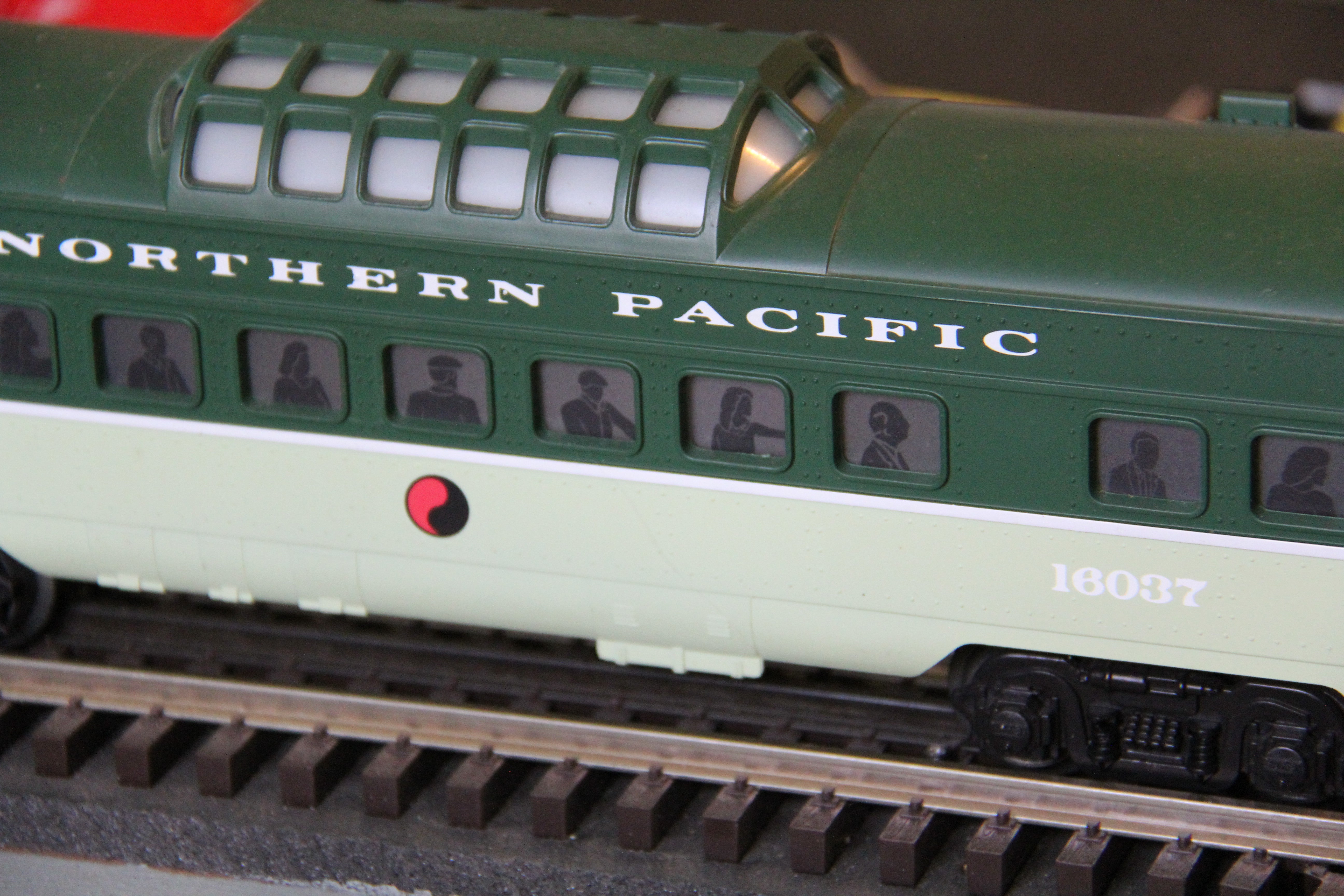 Lionel -16036, 37, 38, 39 Northern Pacific Passenger 4 Car Set -Second hand-M4331