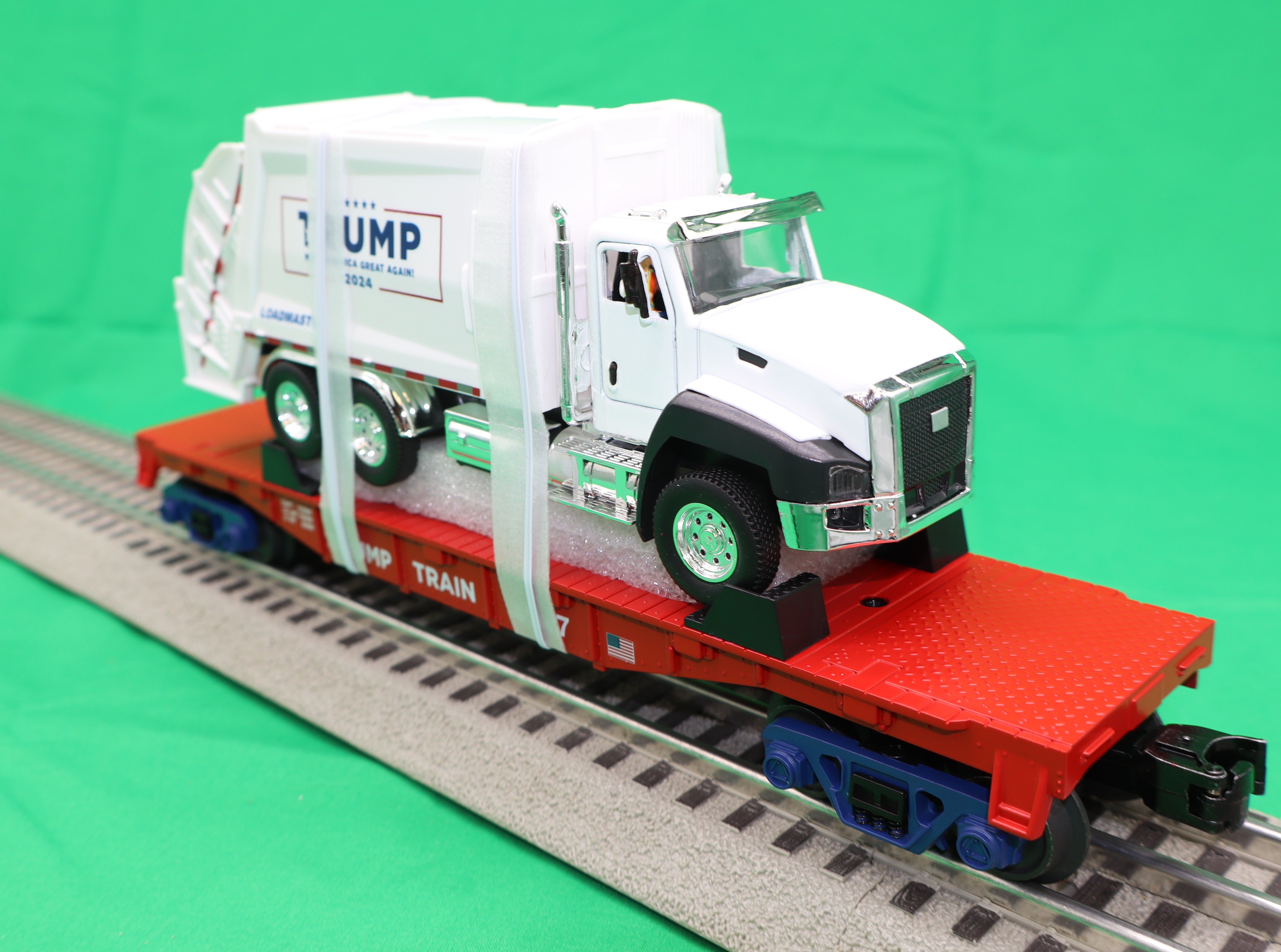 MTH 30-76928 - Flat Car "Donald J. Trump" #4547 w/ Garbage Truck