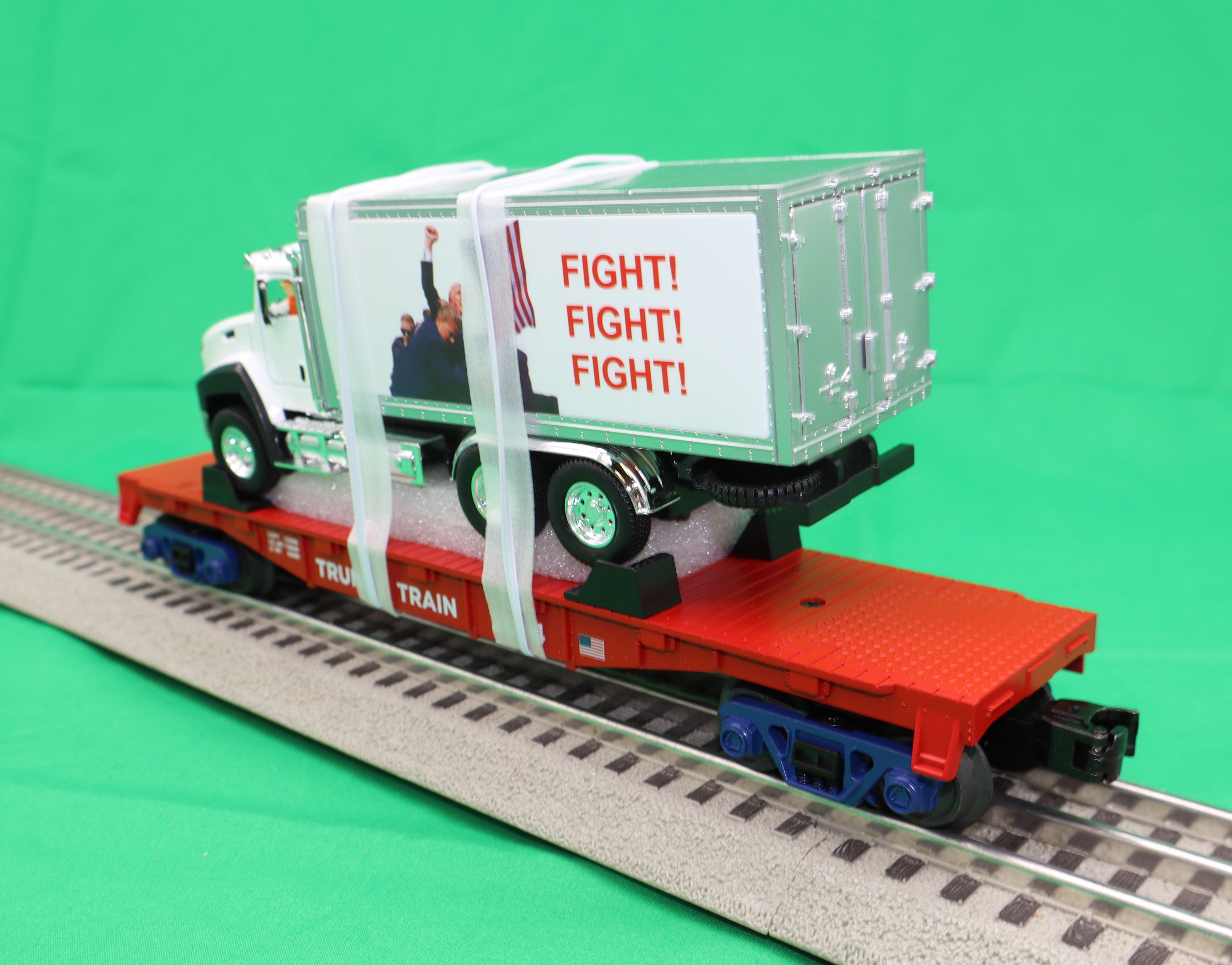 MTH 30-76937 - Flat Car "Donald J. Trump" #2024 w/ Box Truck